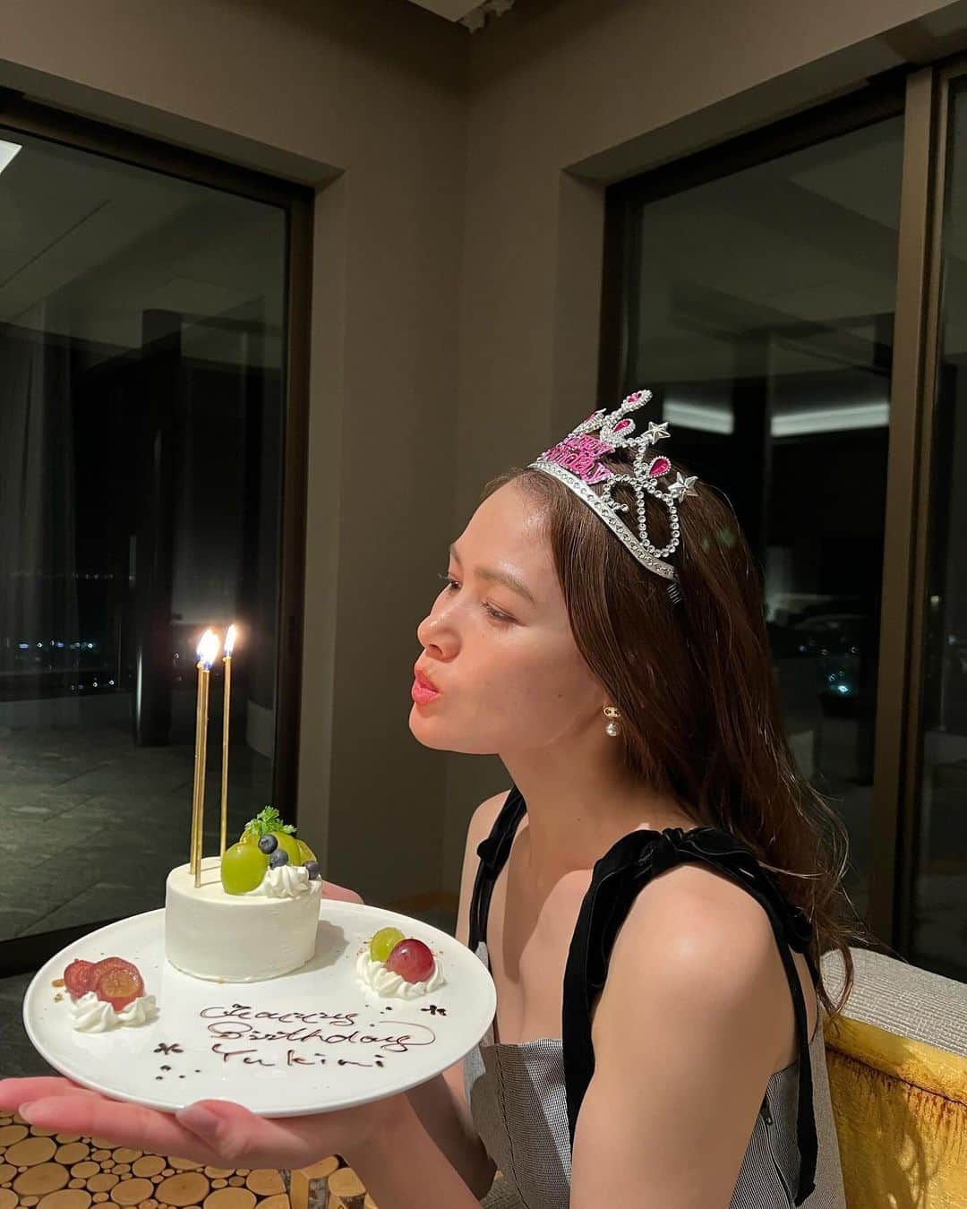 松井由貴美さんのインスタグラム写真 - (松井由貴美Instagram)「*  お誕生日おめでとう私👸💖笑 .  今年も無事に歳を重ねられた。 両親と、私と関わってくれている すべての人に感謝の日☺️🌈 .  朝からたくさんメッセージありがとう💐✨  昔から周りの人に甘えて ばかりだけど 少しづつ成長できるように 新しい歳も頑張ります🐰🤍 .  #mybirthday #ありがとうの日 #1122 #👸」11月22日 22時30分 - yukimi_1122