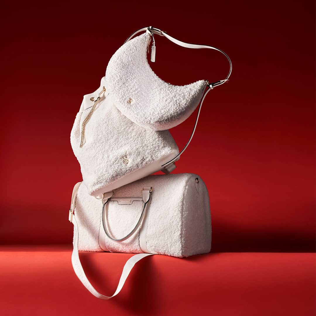 ヴィクトリアズ・シークレットのインスタグラム：「Plush notification: these faux-shearling Shoulder Bags, Crossbodies, and Weekenders show off your softer side and are 40% off, along with everything else right now.」
