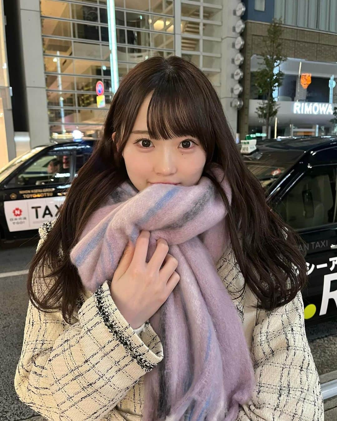 山根涼羽さんのインスタグラム写真 - (山根涼羽Instagram)「マフラーの季節 🧣💞  ひとつ相談があって … コートとマフラーの柄と柄はあり？  #niceclaup #ootd #冬コーデ #マフラーコーデ」11月22日 22時31分 - suzuha48yamane16