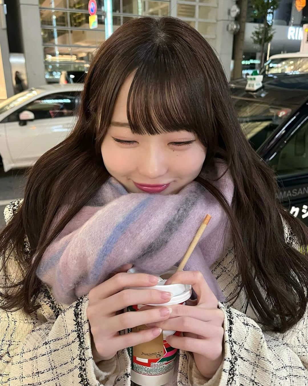 山根涼羽さんのインスタグラム写真 - (山根涼羽Instagram)「マフラーの季節 🧣💞  ひとつ相談があって … コートとマフラーの柄と柄はあり？  #niceclaup #ootd #冬コーデ #マフラーコーデ」11月22日 22時31分 - suzuha48yamane16