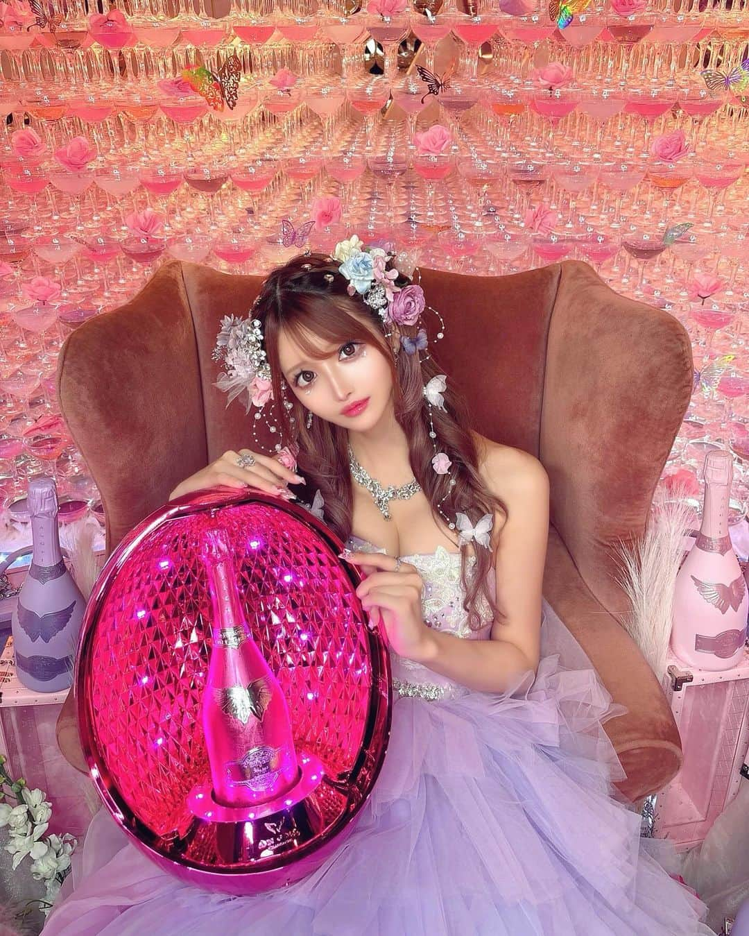 桜咲乃愛さんのインスタグラム写真 - (桜咲乃愛Instagram)「ANGELeggの可愛さはバグ🥚🍾🪽💓✨  この日のヘアメは @hir0nk さん🌟 毎年ありがとう！😆💓  #バースデー#バースデーイベント#お誕生日#歌舞伎町#歌舞伎町キャバ嬢 #ANGELegg#シャンパンタワー#桜咲乃愛 #clubNOW#殿堂入り」11月22日 22時31分 - noasama1101