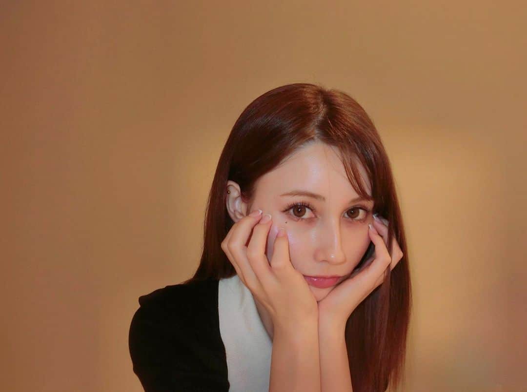 ダレノガレ明美のインスタグラム：「朝から夜まで打ち合わせ〜 クッションファンデーション 夜まで崩れなかった☺️ CAROME.skinのクッションファンデーションの再販売は 24日20時〜です！ 全アイテム再販売です🌼 私は#21を使用してます！ @caromeskin」