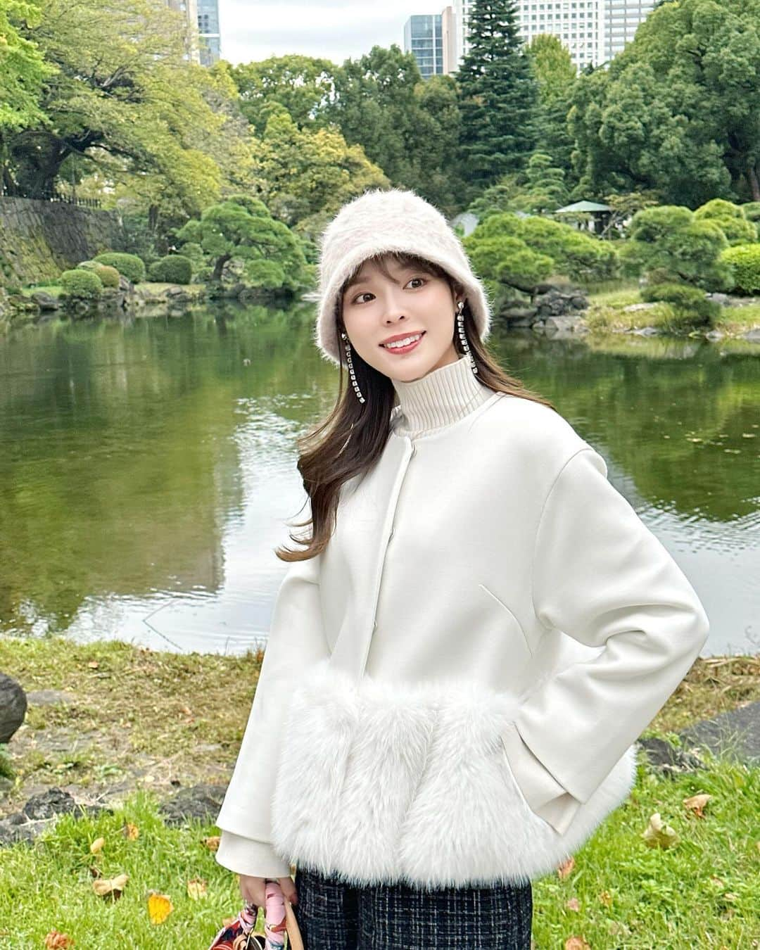 磯田 ひかる(Hikaru Isoda) のインスタグラム：「こんばんは🐰🌕 明日は祝日ですねෆ˚* 何しますか〜？  この日はお気に入りのファージャケットを着ていました♡ 今の時期にちょうど良い...🥰  【着用アイテム】 Jacket @celford_official  裾ファーポンチブルゾン ¥23,100税込  Pants @celford_official  去年のアイテム  —————————— picaru：162cm / 骨格ウェーブ 1st ブライトスプリング 2nd ブライトサマー  大人可愛いスタイルアップコーデ ヘアメイクを合わせた トータルスタイリングを提案🤍  不定期にストーリーで ファッションお悩み相談募集中🥰 ——————————  他の投稿を見る→【@picaruuu】」