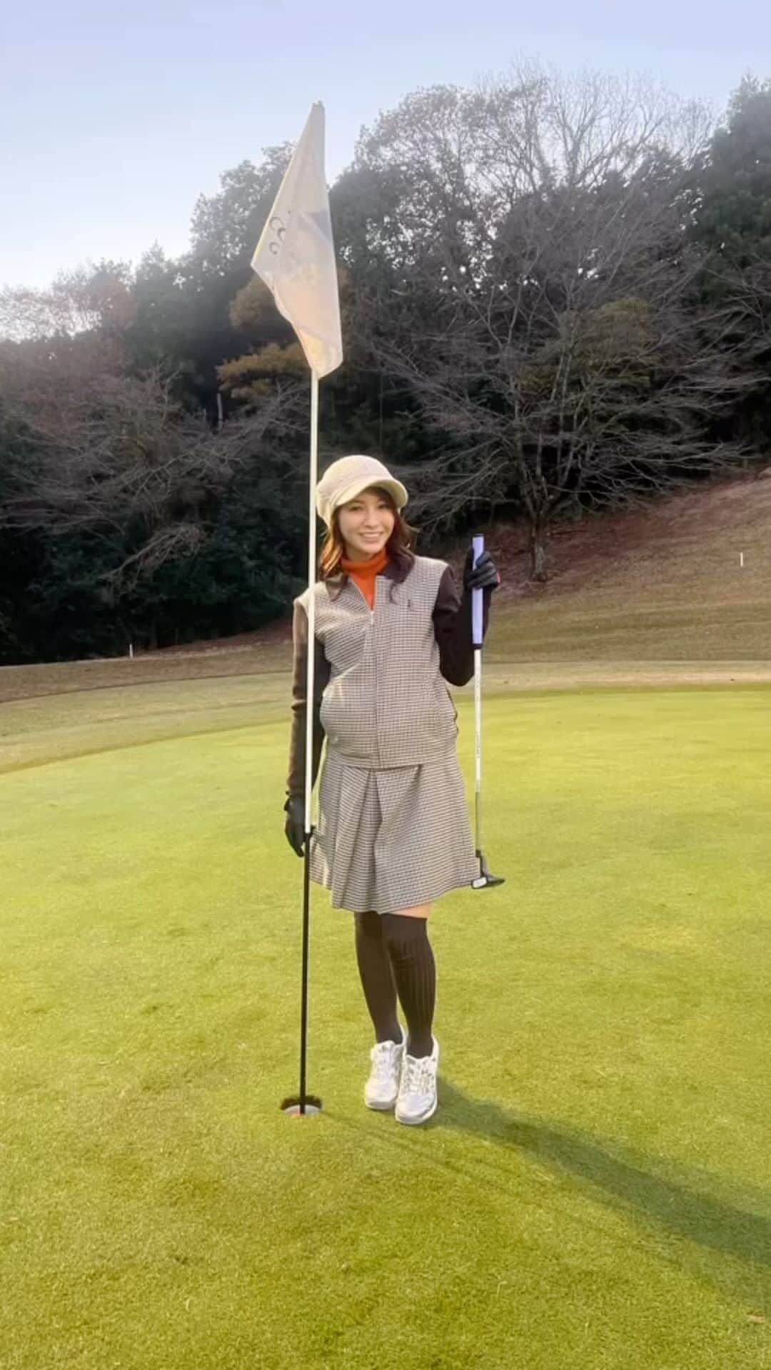 ほのかのインスタグラム：「ゴルフ大好きなお母さんお父さんに 初ラウンド連れて行ってもらいました~!!  薄暮プレー🏌️ 初めてのカートが ぷちアトラクションみたいで楽しかった😂🫶  私がゴルフウェアも全く持っていないから、 還暦すぎてるお母さんが20代の頃に 着てた物を借りたよ🥺✌︎  #ゴルフ女子 #ゴルフウェア #1980s」