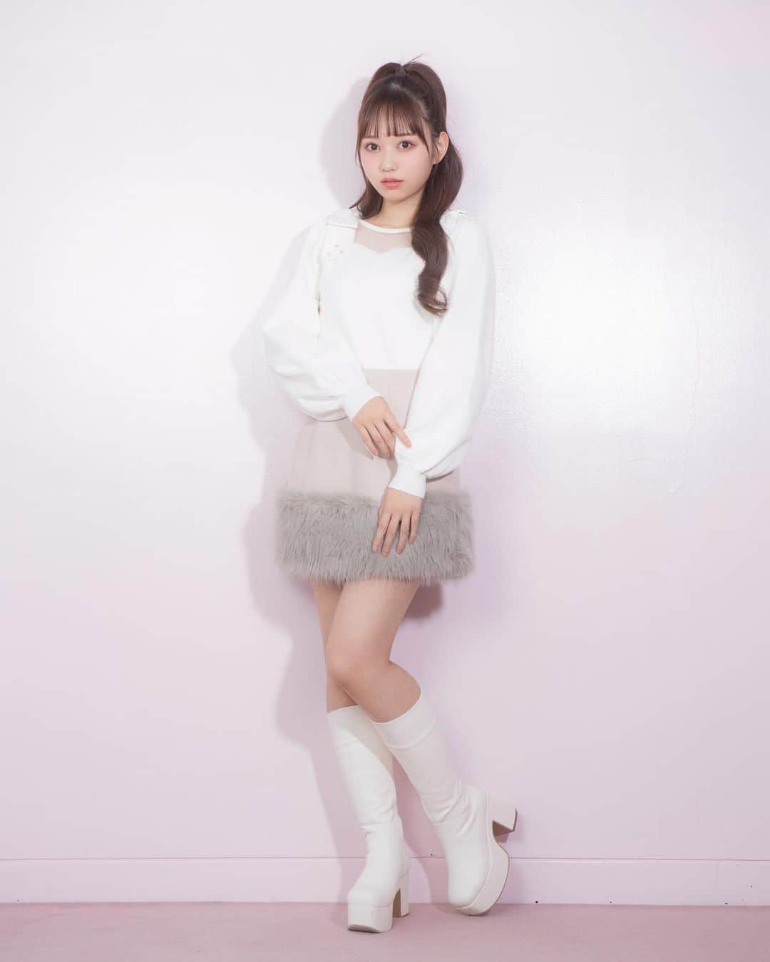 evelynのインスタグラム：「AKB48 大盛真歩さんが着るevelyn冬コレクション🐰︎ ㅤㅤㅤㅤㅤㅤㅤㅤㅤㅤㅤㅤㅤ #肩リボンニット ¥7,400 #ファー台形スカート ¥7,900 ㅤㅤㅤㅤㅤㅤㅤㅤㅤㅤㅤㅤㅤ #evelyn #エブリン」
