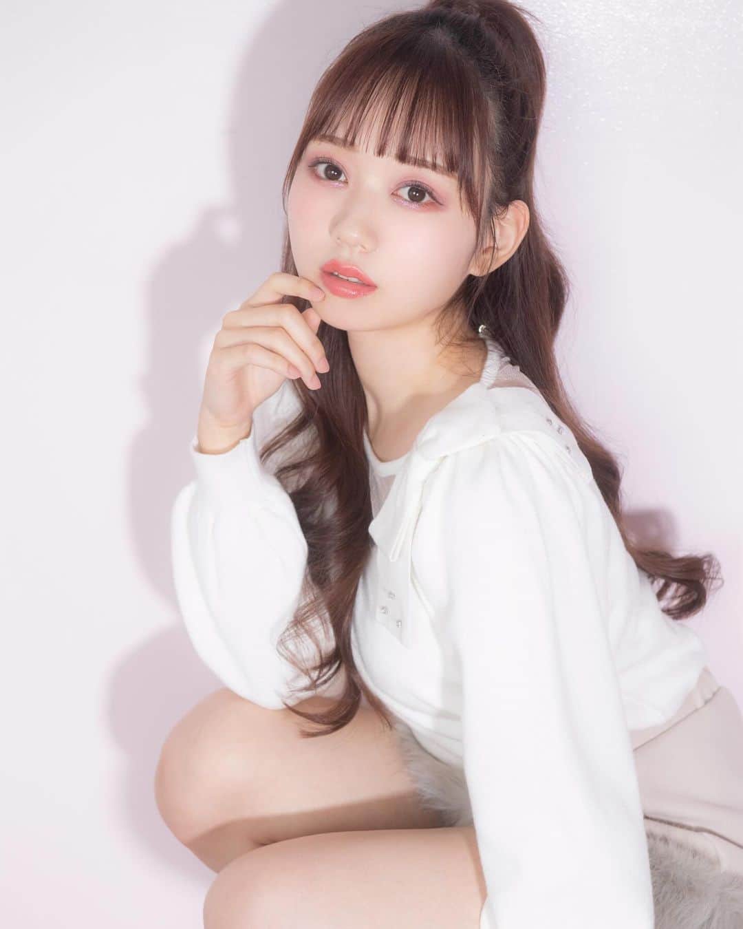 evelynのインスタグラム：「AKB48 大盛真歩さんが着るevelyn冬コレクション🐰︎ ㅤㅤㅤㅤㅤㅤㅤㅤㅤㅤㅤㅤㅤ #肩リボンニット ¥7,400 #ファー台形スカート ¥7,900 ㅤㅤㅤㅤㅤㅤㅤㅤㅤㅤㅤㅤㅤ #evelyn #エブリン」