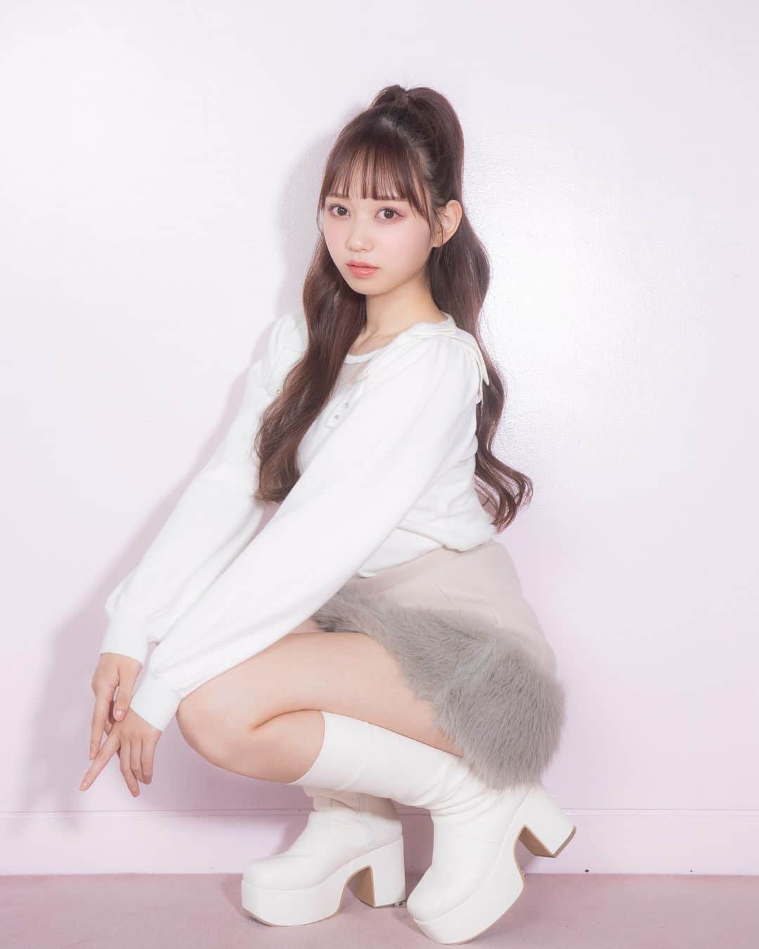 evelynのインスタグラム：「AKB48 大盛真歩さんが着るevelyn冬コレクション🐰︎ ㅤㅤㅤㅤㅤㅤㅤㅤㅤㅤㅤㅤㅤ #肩リボンニット ¥7,400 #ファー台形スカート ¥7,900 ㅤㅤㅤㅤㅤㅤㅤㅤㅤㅤㅤㅤㅤ #evelyn #エブリン」
