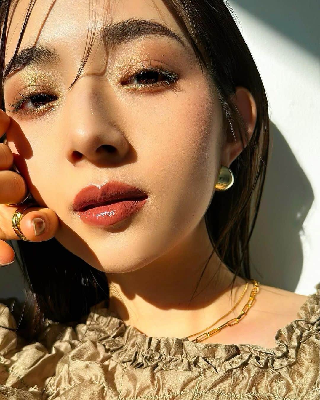 谷口翠彩のインスタグラム：「@rmkofficial  【𝐃𝐀𝐍𝐂𝐈𝐍𝐆 𝐃𝐈𝐌𝐄𝐍𝐒𝐈𝐎𝐍𝐒】 less serious, more pleasure  古い建物の壁に描かれたグラフィティ、 活気づく週末 オルタナティブなムードあふれる ニューヨーク ブッシュウィックのナイトライフ そんなインスピレーショナルなエナジーをまとった 色と光が煌めく ハイシャインなホリデーコレクション✴︎  exe ⚫︎RMK ダンシング ディメンションズ アイシャドウパレット ⚫︎RMK シンクロマティック アイシャドウパレット 03  cheek ⚫︎RMK ダンシング ディメンションズフェイスパレット  mascara ⚫︎ @addictionbeauty_official  ザ マスカラ　インテンス ラッシュ “アンノウン ファミリア” 102  lip ⚫︎RMK リクイド リップカラー EX-05 . .  . #みどめいく#みどへあめいく #rmk#rmkリップ#リクイドリップカラー #holidaycollection#クリスマスコフレ#ホリデーコレクション #ホリデーコレクション2023#新作コスメ #新作コスメ2023#冬コスメ#コスメマニア」