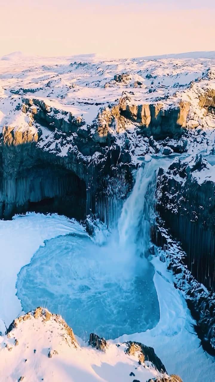 BEAUTIFUL DESTINATIONSのインスタグラム：「@gauihpicx captivates us with enchanting winter magic! ❄️ Behold the majestic Aldeyjarfoss waterfall in Iceland, piercing through a frozen tapestry of ice. 🇮🇸🏔️ Iceland’s breathtaking natural wonders, especially its cascading waterfalls, never cease to amaze! 🌊  📽 @gauihpicx 📍 Aldeyjarfoss, Iceland 🎶 James Newton Howard - A Close Friend」