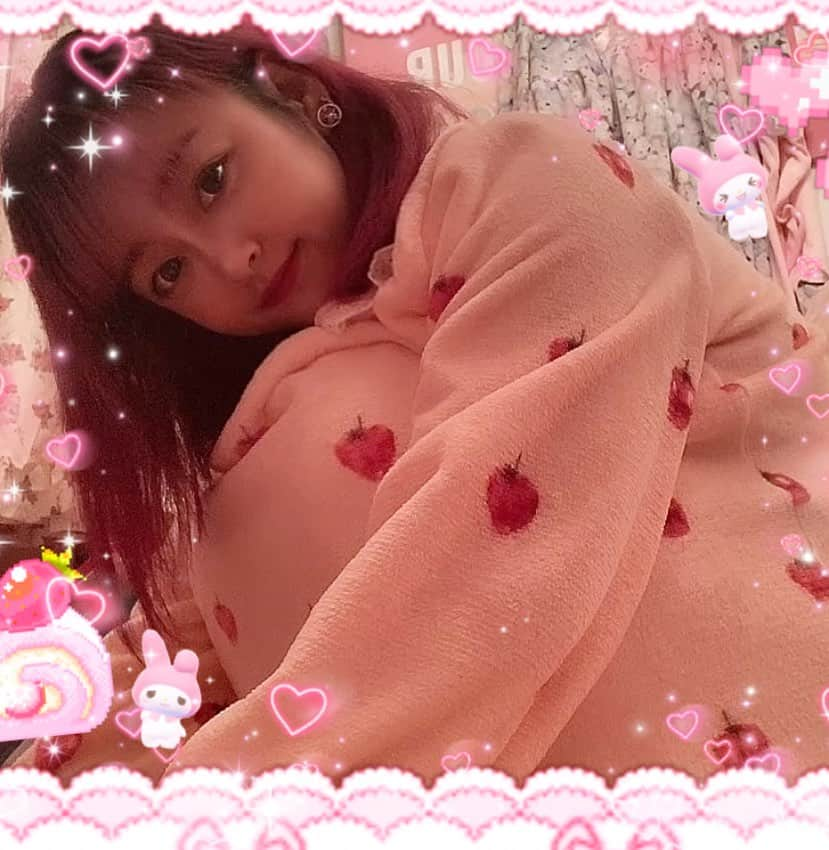 森崎アリスさんのインスタグラム写真 - (森崎アリスInstagram)「💖💖💖💖💖💖💖💖💖💖💖 @shein_japan @sheinofficial   この冬は🍓ちゃんの ルームウェアで決まり💖  これもまためっちゃ可愛い❤️  イチゴ柄大好きだから 一目惚れして頼んじゃった🍓🍓🍓  SKU 23051331	 https://shein.top/ttbr1od  試すたび、好きが見つかる。 届くたび、好きが増えてく。 それがSHEIN💖  #SHEINGoodFinds#SHEIN冬の感謝祭#SHEINforAll #loveshein #ad #saveinstyle #ピンク星人 #ストロベリーマニア   割引クーポンもらいました🍓 EBSJP031 ぜひ使ってお手頃にゲットして 冬もSHEINでお洒落しよう🍓🍓」11月23日 8時02分 - morisaki_alice