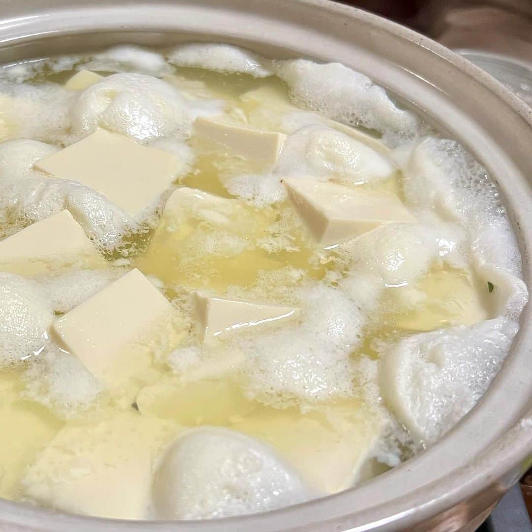 柳家三之助のインスタグラム：「温泉豆腐ってやっぱり美味しいねえ。タイムラインも面白い。俺も角を丸くして溶けていこうかな。#大和田」