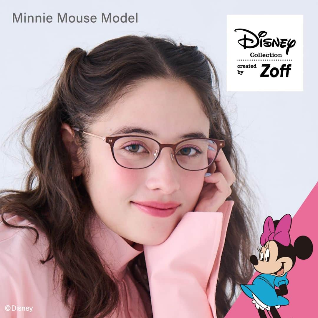 Zoff Officialのインスタグラム：「ファンと創る 夢のディズニーデザインメガネ「Disney Collection created by Zoff “＆YOU”」発売！  < Minnie Mouseモデル> ミニーをイメージしたリボンやドット柄をさりげなくデザインにちりばめました。サイドにはミニーモチーフのメタルパーツ。やわらかなブラウンとピンクゴールドのカラーで、日常使いしやすい可愛らしいデザインです。  品番｜ZY232018_44F1　 ¥11,100（税込・セットレンズ代込） ※専用メガネケース＆メガネ拭き付き  「Zoff Disney Collection created by Zoff “＆YOU”」は、シリーズ10周年を記念し、「ファンと創る 夢のディズニーデザインメガネ」としてスタートしたディズニーファンとの共創プロジェクトから生まれた新コレクションです。  #Disney #Zoff #Zoff_DisneyCollection10th #disney#minniemouse #disney好き#ディズニー好き#ミニーマウス #メガネ#伊達メガネ#伊達メガネコーデ#メガネ女子#ゾフ#メガネ#メガネ男子#ファッション#コーディネート#コーデ#メガネコーデ#メガネファッション#ダテメガネ#glasses#eyewear#eyewearstyle#eyewearfashion#eyewearbrand#eyewearcollection#fashion#styling」