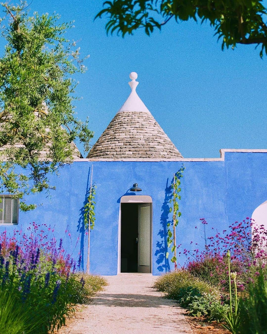 BEAUTIFUL HOTELSさんのインスタグラム写真 - (BEAUTIFUL HOTELSInstagram)「Immerse yourself in the enchanting Itria Valley, where tradition meets innovation in the stunning @apuliaria villas. 🏡 Eight renovated trulls, adorned in a charming blue color palette, perfectly complement the traditional trulli cones, creating a serene getaway in the heart of Puglia. 🇮🇹✨  📽 @apuliaria 📍 @apuliaria, Puglia, Italy」11月23日 8時00分 - beautifulhotels