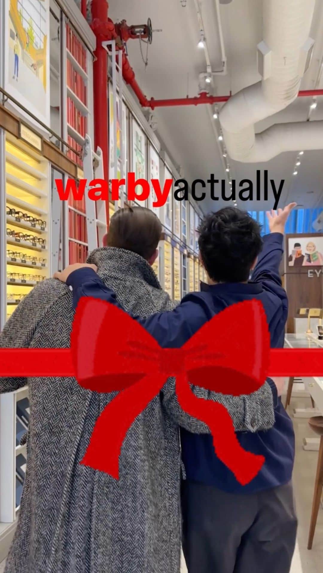 Warby Parkerのインスタグラム：「Something about the @throwingfits guys just screams holiday rom-com 🫶」