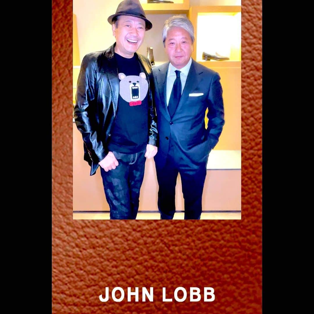 鎧塚俊彦さんのインスタグラム写真 - (鎧塚俊彦Instagram)「紳士靴の最高峰と呼ばれる「John Lobb」 ミッドタウン店10周年記念イベントに呼んで頂いた際の写真です。 最初に手に入れたジョンロブは前列中央の16年程前に女房から誕生日に貰ったチャペル。 飛び上がる程、嬉しかった。 いや本当に飛び上がり、靴を持って家中駆け回って、女房は笑い転げた。 それほど嬉しかった。 ご覧の通り今でもビッカビカ。 16年前より遥かにビッカビカ。 これが紳士靴の良さであり凄さ。 いつも玄関で嬉しいそうに靴を磨いている私を‥‥ いつも嬉しいそうに女房は眺めていました。 そして言ってくれました。 「靴を大切にするあなたが好き」 #toshiyoroizuka #鎧塚俊彦　#トシヨロイヅカ　#johnlobb #ジョンロブ　#紳士靴　#靴　#川島なお美」11月23日 8時01分 - toshiyoroizuka