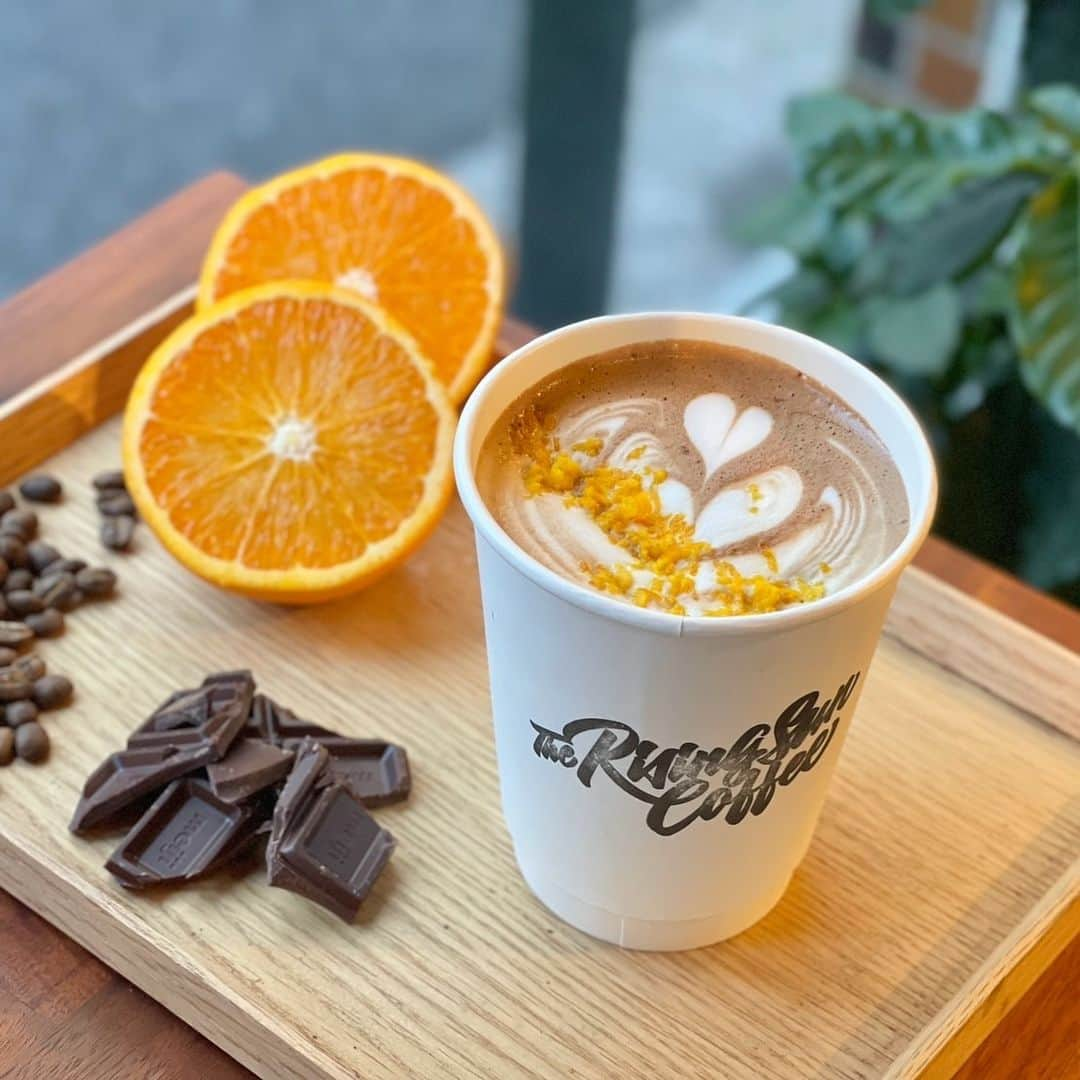 坂口憲二（THE RISING SUN COFFEE）のインスタグラム：「◆GOODMORNING COFFEE‼︎◆  【WE ARE OPEN】  "CHOCOLATE ORANGE LATTE" (ショコラオレンジ・ラテ)  オランジェットをイメージした鶴見店のシーズナルドリンク。  自家製オレンジシロップを使用したアレンジカフェモカです。温かい時はチョコのビター感。温度が下がってくるとオレンジの爽やかな甘さとピールの印象をお楽しみいただけます。  祝日の今日も各店舗、皆さまのご来店お待ちしてます！  都内店舗 10:00〜17:00(無休)  大網店舗 11:00〜18:00(月火水木金) 　　　　10:00〜18:00(土日祝)  鶴見店舗 10:00〜18:00(無休)  therisingsuncoffee.com  #coffee #coffeebeans  #coffeeroaster  #coffeelab  #coffeeandsurfing  #coffeetime  #coffeelover  #coffeebreak  #coffeeshop  #coffeestand  #coffeeholic  #coffeehouse  #coffee_inst  #coffeemaker  #coffeeshops  #coffeecoffeecoffee  #coffeenclothes  #coffeeaddict  #coffeeculture  #coffeemorning  #coffeemag #specialitycoffee  #tsurumi #TRSC」