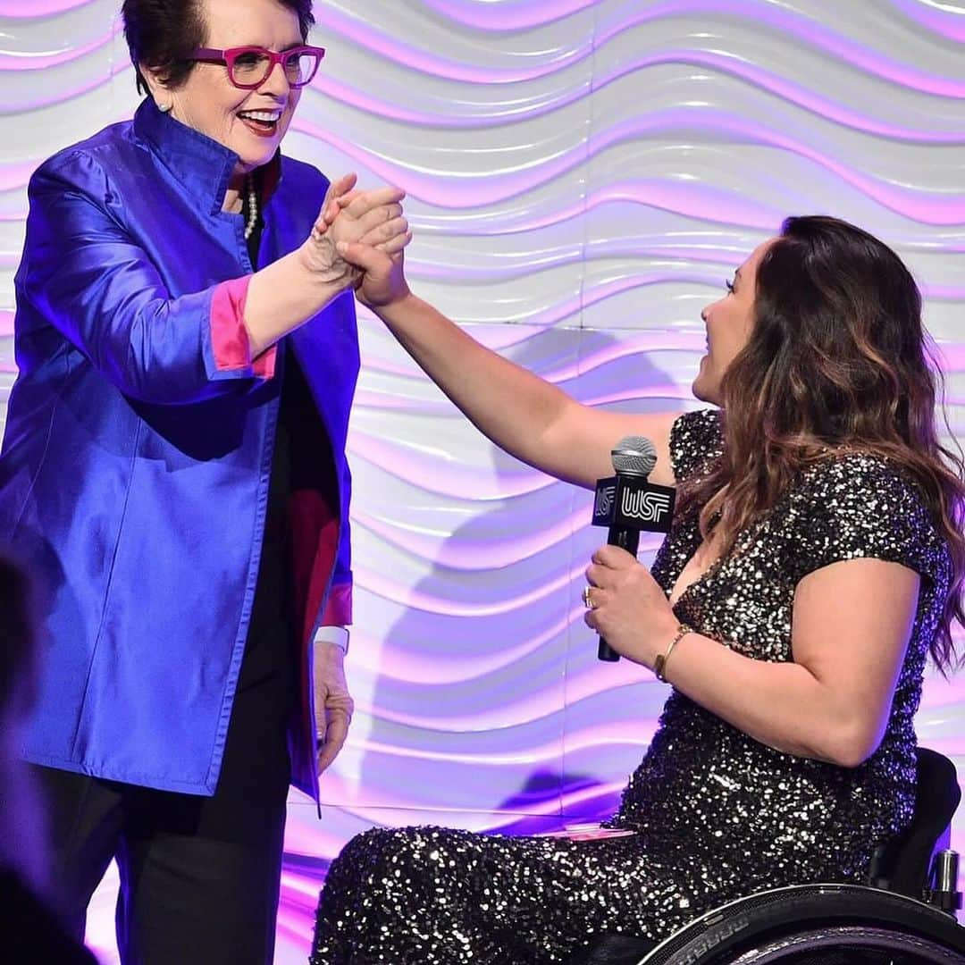 アラナ・ニコルズのインスタグラム：「Please join me in celebrating the indomitable @billiejeanking for her 80th Birthday today!!!   I mean what can I say that hasn’t already been said?! Billie changed the course of history for women and girls all over the world, to say she’s lead an epic life is an understatement.  We love you #billiejeanking and the @womenssportsfoundation 💙   #keepplaying」