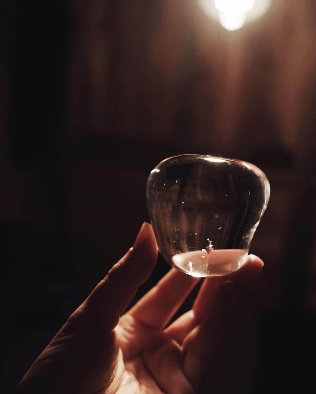 チェルシー舞花さんのインスタグラム写真 - (チェルシー舞花Instagram)「水滴を大きく引き延ばして時をとめたようなものを買いました。下から沸々とあわがたっているようで、とてもきれい  @tsujimiyuko  @ayamoln」11月23日 8時14分 - chelseamaika