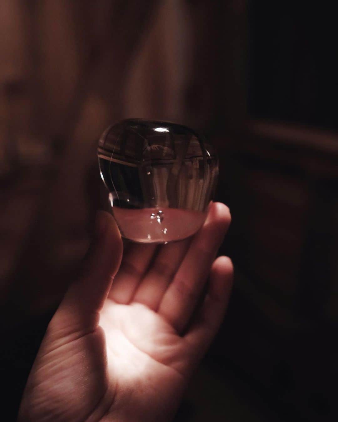 チェルシー舞花のインスタグラム：「水滴を大きく引き延ばして時をとめたようなものを買いました。下から沸々とあわがたっているようで、とてもきれい  @tsujimiyuko  @ayamoln」