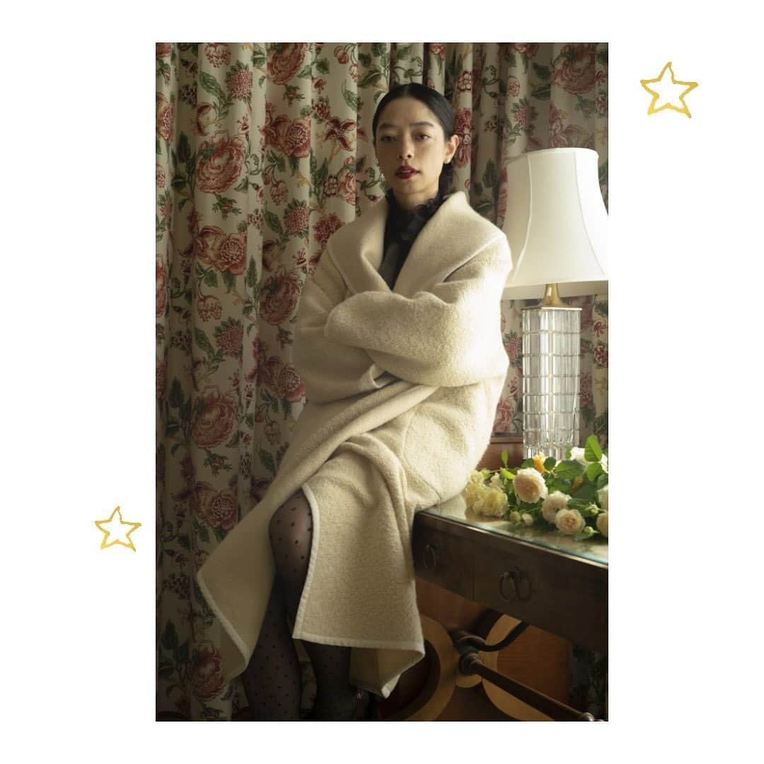 IÉNA LA BOUCLEのインスタグラム：「. ⁡ 市川実和子さんが着る、 冬のIÉNA LA BOUCLE’23 ⁡ －HOLIDAY COLLECTION '23 × Miwako Ichikawa ⁡ ⁡ ⁡ ⁡ model: @miwako_ichikawa_ photographs: @hirokomatsubaraa hair&make-up: @shinyakawamurashinyakawamura illustration: @toranekobonbon flower decoration: @naoten10 ⁡」