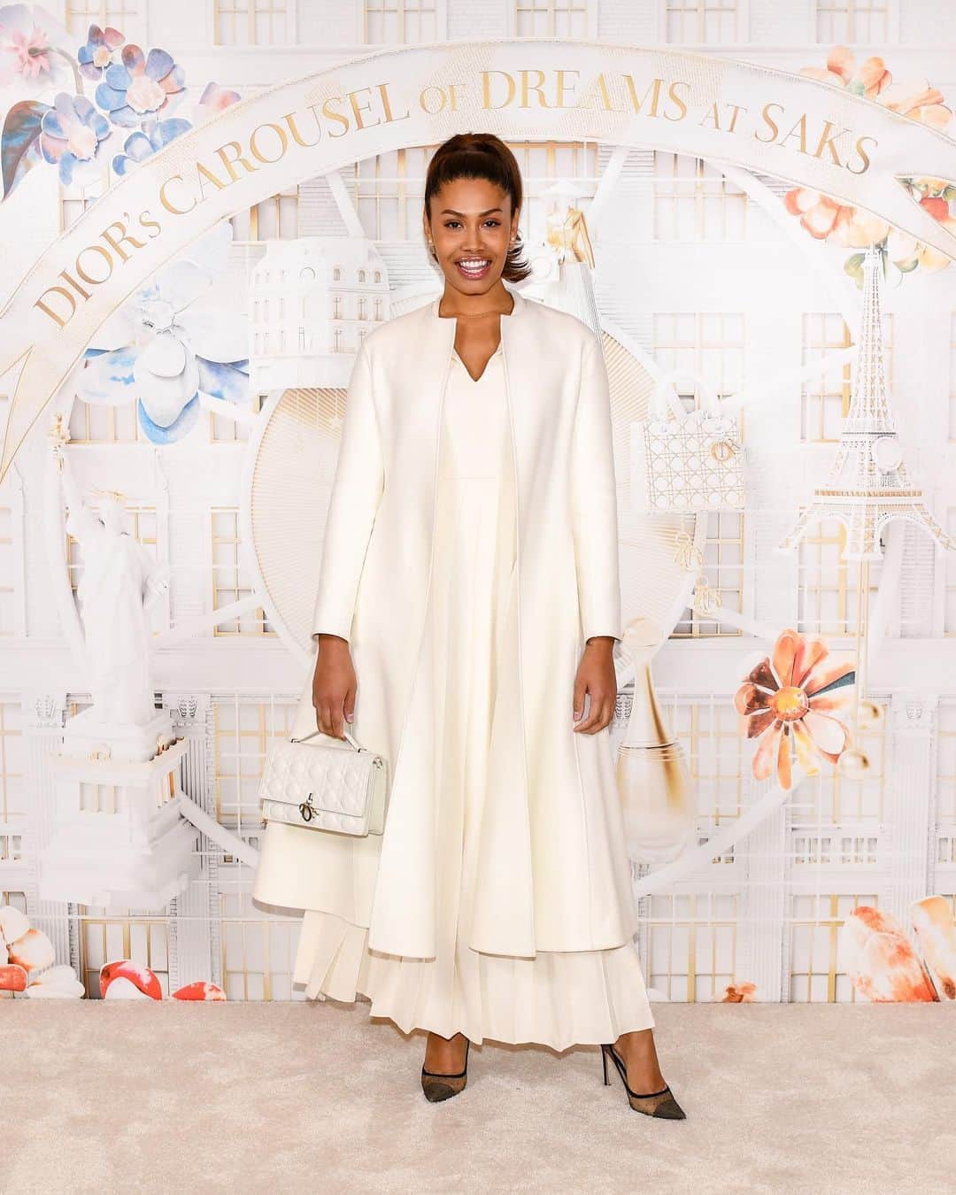 クリスチャンディオールさんのインスタグラム写真 - (クリスチャンディオールInstagram)「At Dior’s Carousel of Dreams launch at @Saks, the duo of @Lola.Tung in a #DiorSS2024 lace dress and @LeynaBloom in a pristine white silhouette captivated onlookers, dressed in designs by @MariaGraziaChiuri, each exuding individual style and grace.  #SaksxDior」11月23日 8時18分 - dior