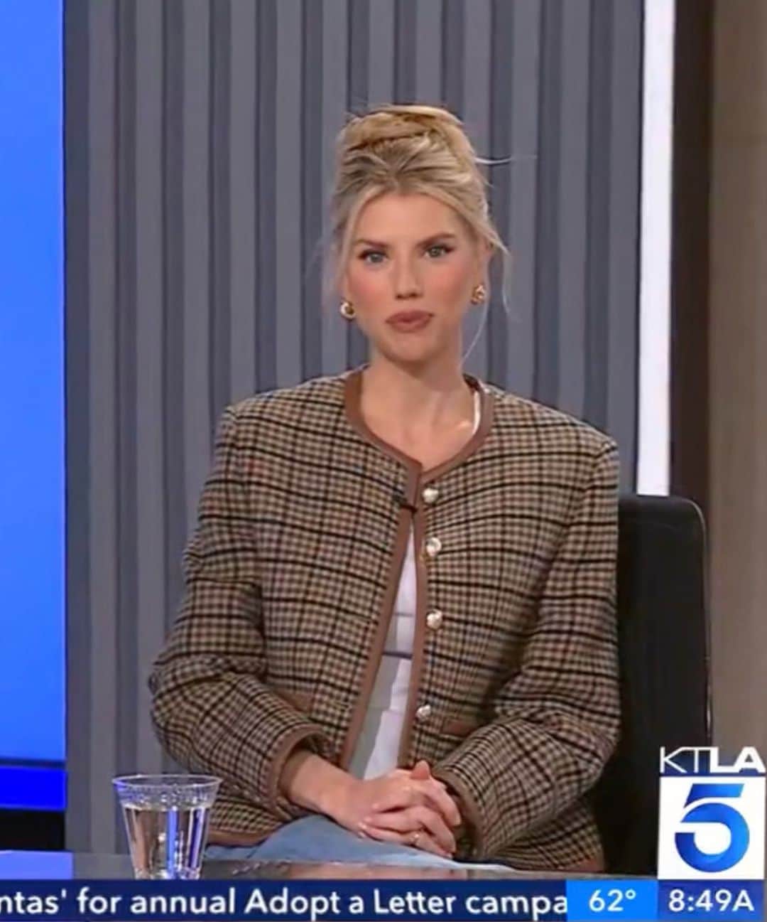シャーロット・マッキニーのインスタグラム：「I Call this one my anchor woman look 😉 always a blast with the @ktla5news team talking about comedy and my new laughtastic show now streaming on @plutotv @amazonfreevee @therokuchannel and many more ! Perfect show for all ages to enjoy over the holiday season ! STAY CLASSY LOS ANGELES 🫡」