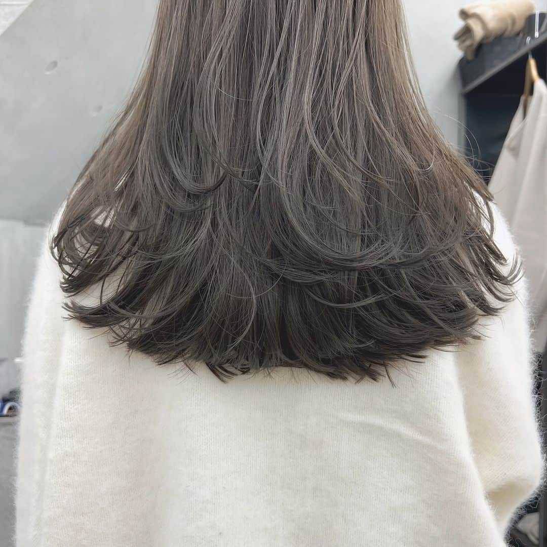 兼井遼のインスタグラム：「オリーブベージュ＊  柔らかくほつれるヘア😌  ツヤのある 暗くても透明のある カラーならお任せください☺️  11月12月のご予約も まだまだお取りできます🙇🏻  ご質問などは コメントにてお問い合わせください！😌  #ケアカラー  #ヘアアレンジ  #ケアダブルカラー  #巻き方  #髪質改善カラー  #イルミナカラー  #ミルクティーベージュ #グレージュ  #ケアブリーチ  #ハイライトカラー  #ハイトーンカラー  #ブリーチ  #ダブルカラー   #インナーカラー  #オリーブアッシュ  #グラデーションカラー  #グレージュカラー  #ツヤトーン  #パーマ  #艶髪  #外国人風  #髪質改善トリートメント  #くびれヘア  #シースルーバング  #髪質改善  #ラベンダーグレージュ  #オリーブグレージュ  #トリートメント  #ヘアアクセサリー　#インナーハイライト」