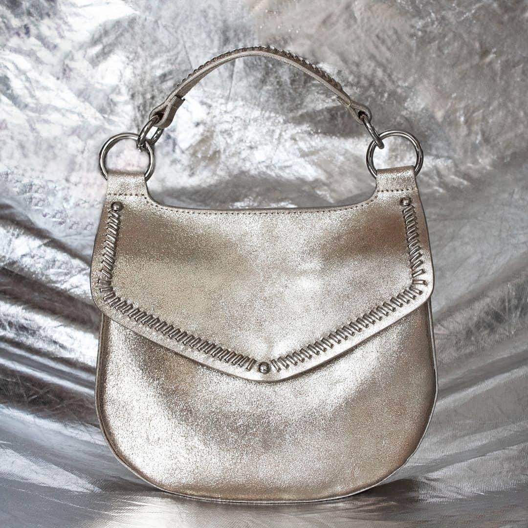 キャリーンコルデロのインスタグラム：「Surprise! -MEET LUZ convertible Belt Bag “New size”  The Luz convertible belt bag is all you need in one place. Wear it as a crossbody or a belt bag, or remove the strap and hold it in your hand.   ¡GO GET YOUR’S!  #luxuryhandbag #leatherbag #designerhandbags #fashionaccessories #womenstyle #handbaglover #highendfashion #chicstyle」