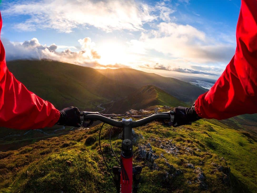 goproのインスタグラム：「Photo of the Day: Ready for action 🚲 GoPro Subscriber @_andy_mack_'s POV scored him $500 after he submitted to the "Ultimate POV Challenge" at GoPro.com/Awards.  @goprouk @goprobike #GoProUK #GoPro #GoProPOV #GoProMTB #Bike #POV #MountainBiking #MTB」