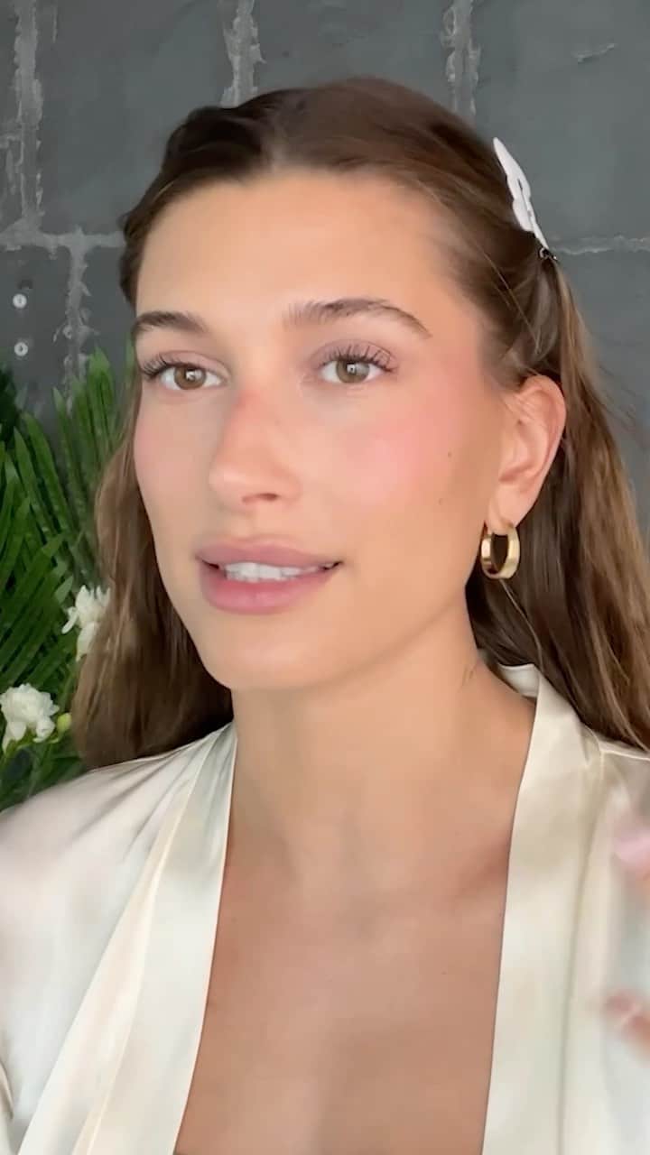 のインスタグラム：「Happy birthday @haileybieber! When it comes to the star’s beauty philosophy, less is always more. At the link in bio revisit her #beautysecrets episode to discover her guide to a minimal beauty look.」