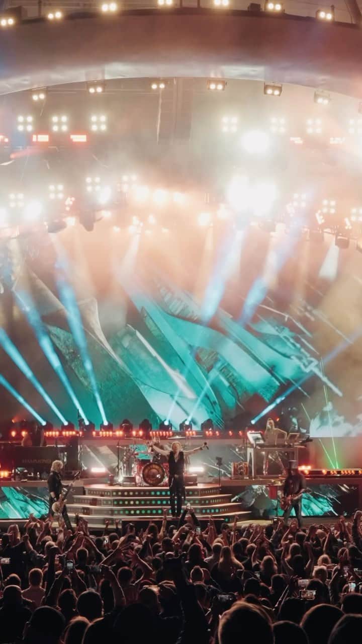 Guns N' Rosesのインスタグラム：「Another one from the legendary Hollywood Bowl & a special thanks to @theblackkeys! 🤘」