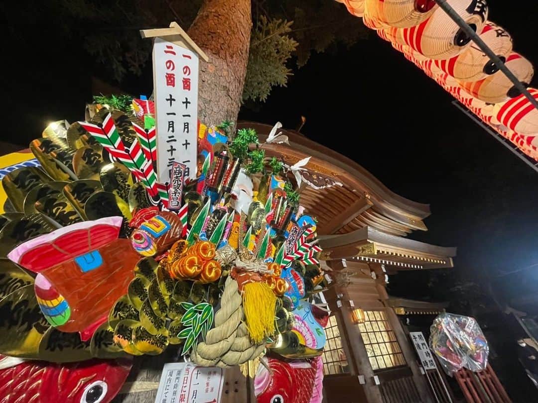 依田司さんのインスタグラム写真 - (依田司Instagram)「11月23日(木) きょうは今月２度目の酉の日、二の酉です。そこで、東京府中市「大國魂（おおくにたま）神社」の酉の市を紹介。 武蔵の国の守り神を祀っていて1900年の歴史ある神社。浅草の鷲神社、新宿の花園神社とともに「関東三大酉の市」のひとつ。6時半の開始とともに活気に満ちています。本日、夜10時まで。縁起熊手で福をかっ込みましょう。  #大国魂神社 #酉の市 #DoCLASSE #ドゥクラッセ #依田さん #依田司 #お天気検定 #テレビ朝日 #グッドモーニング #サタデーステーション #気象予報士 #お天気キャスター #japan #japantrip #japantravel #unknownjapan #japanAdventure #japanlife #lifeinjapan #instagramjapan #instajapan #療癒 #ilovejapan #weather #weathercaster #weatherforecast」11月23日 8時25分 - tsukasa_yoda