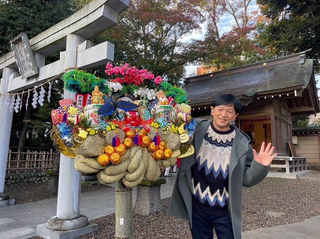 依田司のインスタグラム：「11月23日(木) きょうは今月２度目の酉の日、二の酉です。そこで、東京府中市「大國魂（おおくにたま）神社」の酉の市を紹介。 武蔵の国の守り神を祀っていて1900年の歴史ある神社。浅草の鷲神社、新宿の花園神社とともに「関東三大酉の市」のひとつ。6時半の開始とともに活気に満ちています。本日、夜10時まで。縁起熊手で福をかっ込みましょう。  #大国魂神社 #酉の市 #DoCLASSE #ドゥクラッセ #依田さん #依田司 #お天気検定 #テレビ朝日 #グッドモーニング #サタデーステーション #気象予報士 #お天気キャスター #japan #japantrip #japantravel #unknownjapan #japanAdventure #japanlife #lifeinjapan #instagramjapan #instajapan #療癒 #ilovejapan #weather #weathercaster #weatherforecast」