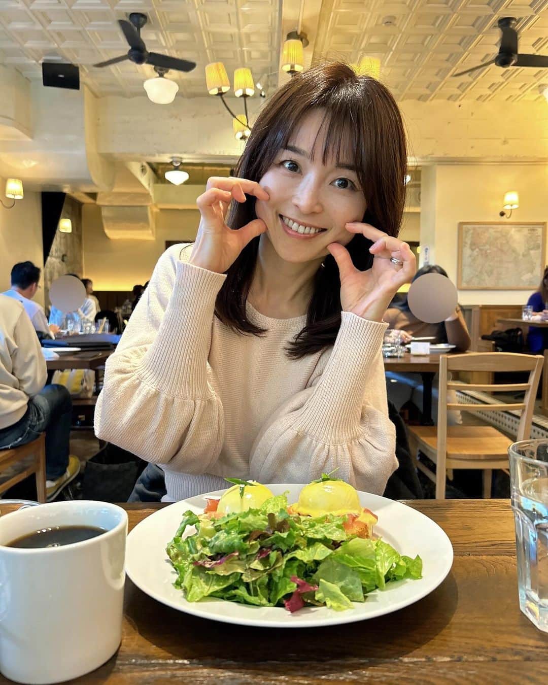 藤田りえさんのインスタグラム写真 - (藤田りえInstagram)「40代最後の一年スタート！ ⁡ この一年も無事に命をいただき 49歳になりました。 ⁡ 田中みな実ちゃん、 永島優美アナ、 堤礼実アナと同じ誕生日やねん。 可愛い子ばっかりｳﾊｳﾊ これ一生言うからごめんやで ⁡ ⁡ この一年はいろんなことが 変わっていきそう♡なんとなく ⁡ マイペースやけど インスタは更新するので 見に来てね。 みんなほんまにいつもありがとう！ ⁡ ⁡ #お誕生日は感謝する日 #関わってくれてありがとう #命をつないでくれてありがとう #産んで育ててくれてありがとう #誕生日 #リエタン生誕祭 #田中みな実 #永島優美 #堤礼実   ⁡ ⁡」11月23日 8時29分 - rie_fujita.ana