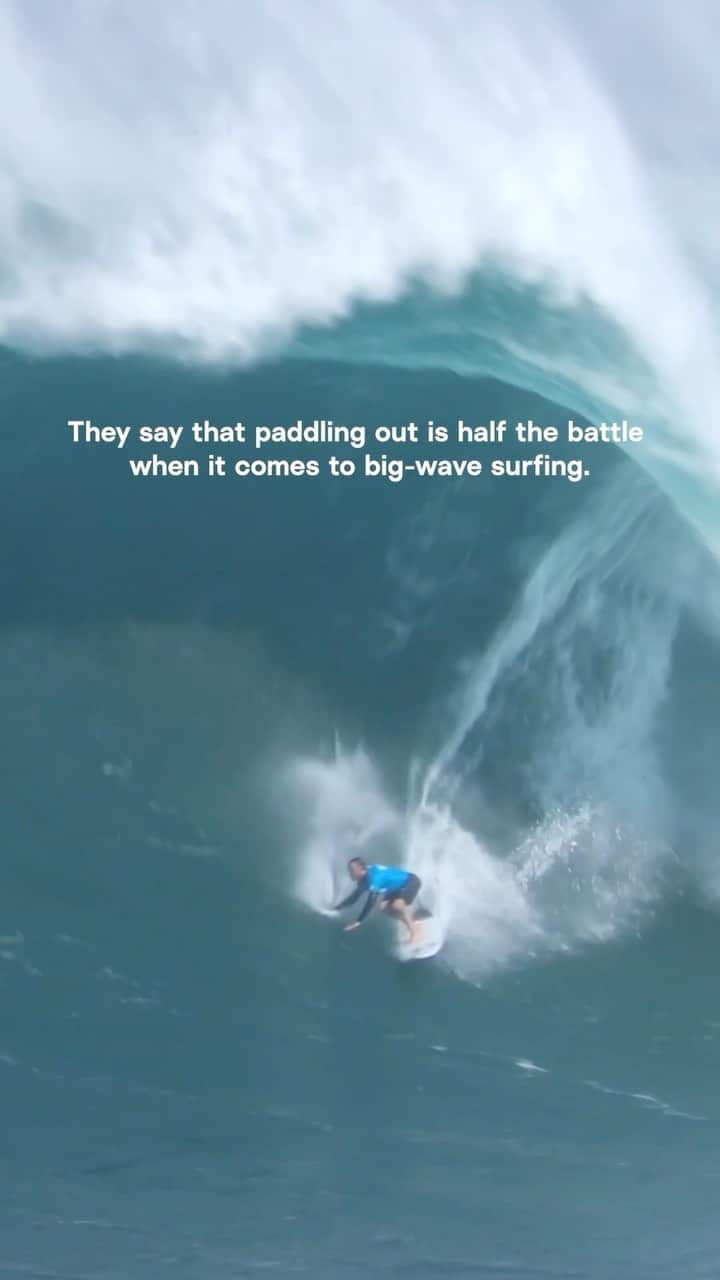 surflineのインスタグラム：「You have to do your homework before surfing Jaws.   @bwrag created the Pe’ahi Spot Analysis- a module taught by 2x Big Wave World Champion @Paigealms, Paramedic and World Record Holder @andreamollermaui, and XXL water safety legend, @kurtischongkee.   Learn everything you need to know before you go at the link in bio courtesy of @seadoo and Surfline. #TwentyFootPlus.  🎥 @mrod_maui, @aaronlynton」
