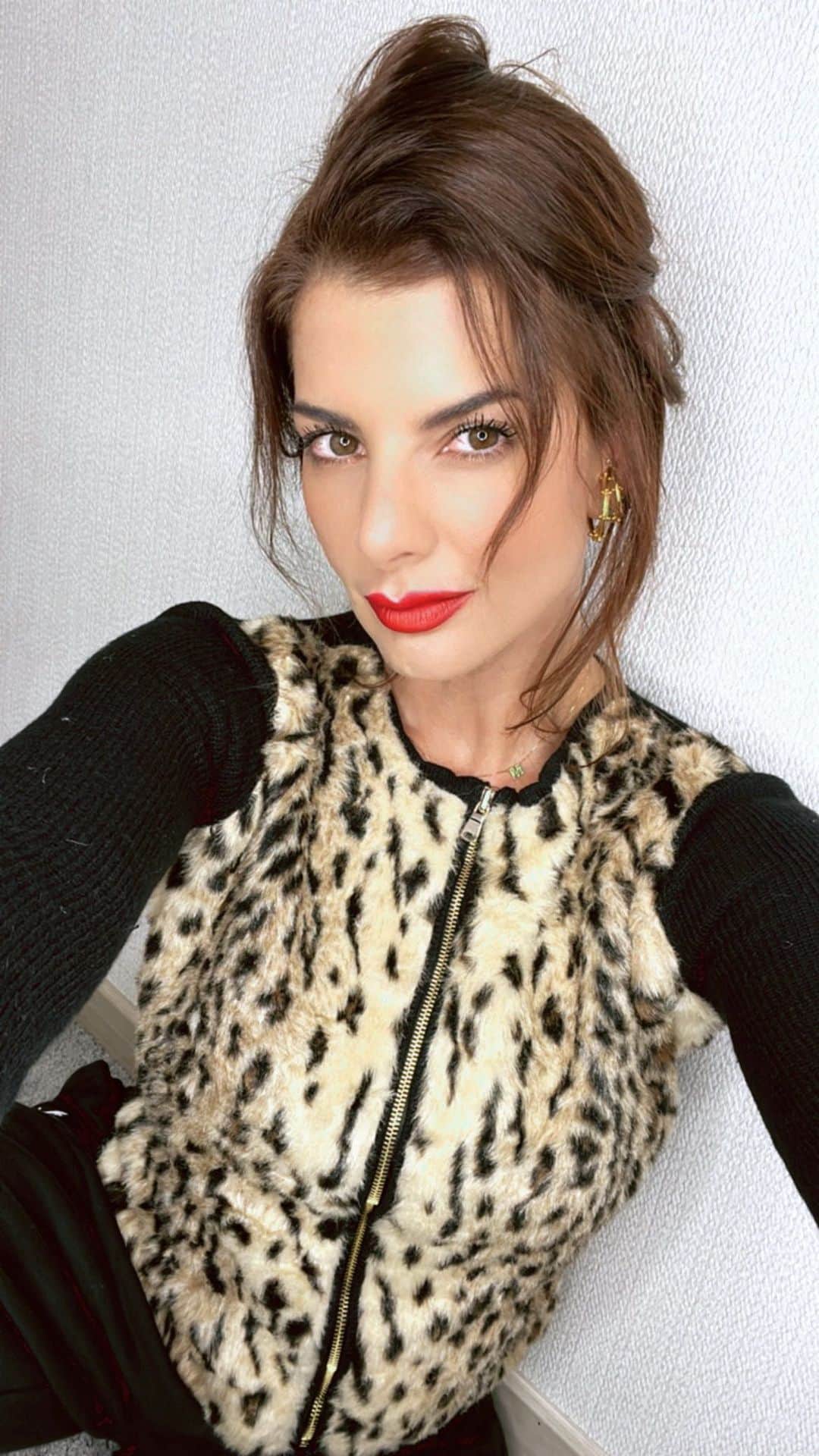 Carolina Cruz Osorioのインスタグラム：「• Para mí pensar en mi y darme amor propio ha sido un trabajo de muchos años, de  mi dia a día! Ahora que llega la época de navidad antes de pensar en otros pienso en mi, en regalarme tiempo y espacio para sentirme bien, esos regalos que deberíamos darnos siempre. Hoy decidí hacerlo una vez más con mi cómplice Igora vital y mi tono que amo 7.65,  y aquí lo comparto contigo #igoravital #Publicidad」
