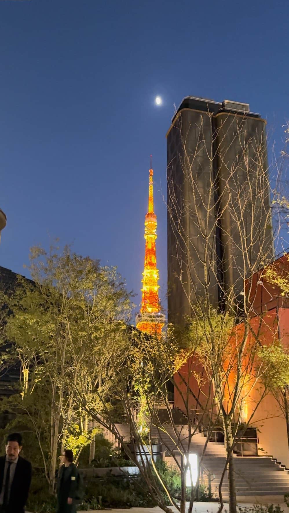 chinatsu614のインスタグラム：「AZABUDAI HILLS Pre-Opening. ・ ・ ・  明日オープンの麻布台ヒルズ。  コンセプトは、「緑に包まれ、人と人をつなぐ「広場」のような街−Modern Urban Village−  ファッションフロアもレストランフロアも充実していて楽しかった︎❤︎   広場から見える東京タワーにときめき ビルの窓にリフレクションされた東京タワーにはTOKYOを感じ。  冬の夜ってロマンチックだな︎❤︎   オープンしたらまたゆっくりご飯しに行きたい☺︎  ・ ・ ・ w/ @saito.yukari @hasutomo727 ・ @aauaia  ☺︎ ・ #大人デート#大人カジュアル #フレンチディナー#神谷町#六本木一丁目#六本木レストラン#記念日デート#お祝いディナー#女子会ディナー #大人女子会ディナー#素敵レストラン#カジュアルフレンチ#麻布台ヒルズ#アルケミー#alchemy#arabicacoffee #アラビカコーヒー #gentedimare#balconyby6th#racinesbistro#azabudaihills」