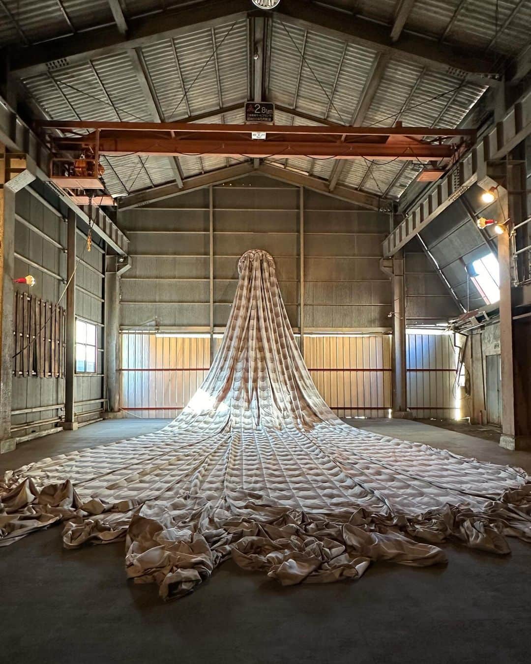 早坂香須子さんのインスタグラム写真 - (早坂香須子Instagram)「1000年以上続く織物の産地である山梨県富士吉田市を舞台に、アートと伝統産業が結びついた国内唯一の布の芸術祭FUJI TEXTILE WEEK 2023 が今日から開幕します。  一足お先に昨日街を歩き、国際的に活躍する参加アーティストのみなさんからお話しを伺いました。それぞれの作品は街の歴史や背景と紐付き、ここでしか生まれなかった作品たちに引き込まれ、時に圧倒され。街に点在する旧糸屋や工場跡地などの会場自体も作品として取り入れられており、どこにいても目に入る大きな富士山と共に、どこまでアートなのかわからなくなる。  これは来て、見て、体験しないとわからない凄い融合感でした。  ぜひ会期中にこの街にきて 作品たちと 織物の歴史と 現代のテキスタイルの技術と 大きな富士山に 出会ってください。  テーマBACK TO THREAD / 糸への回帰  会 期: 2023年11月23日(木・祝)− 12月17日(日) 休 み: 期間中の月曜日(11月27日、12月4日、12月11日) 時 間: 10:00 −16:00 会 場: 山梨県富士吉田市下吉田本町通り周辺地域   料 金: 一般 1,200円(税込) ※「アート展」「デザイン展」「FUJI SKY ROOF」に入場いただけます ※総合案内所でスタンプラリーの台紙を配布。各会場で入場スタンプを捺印します(会期中有効) ※一部、無料で参加いただけるイベントがございます   公式WEB/SNS: ホームページ: @FUJITEXTILEWEEK    #fujitextileweek #フジテキスタイルウィーク #布の芸術祭」11月23日 8時45分 - kazukovalentine