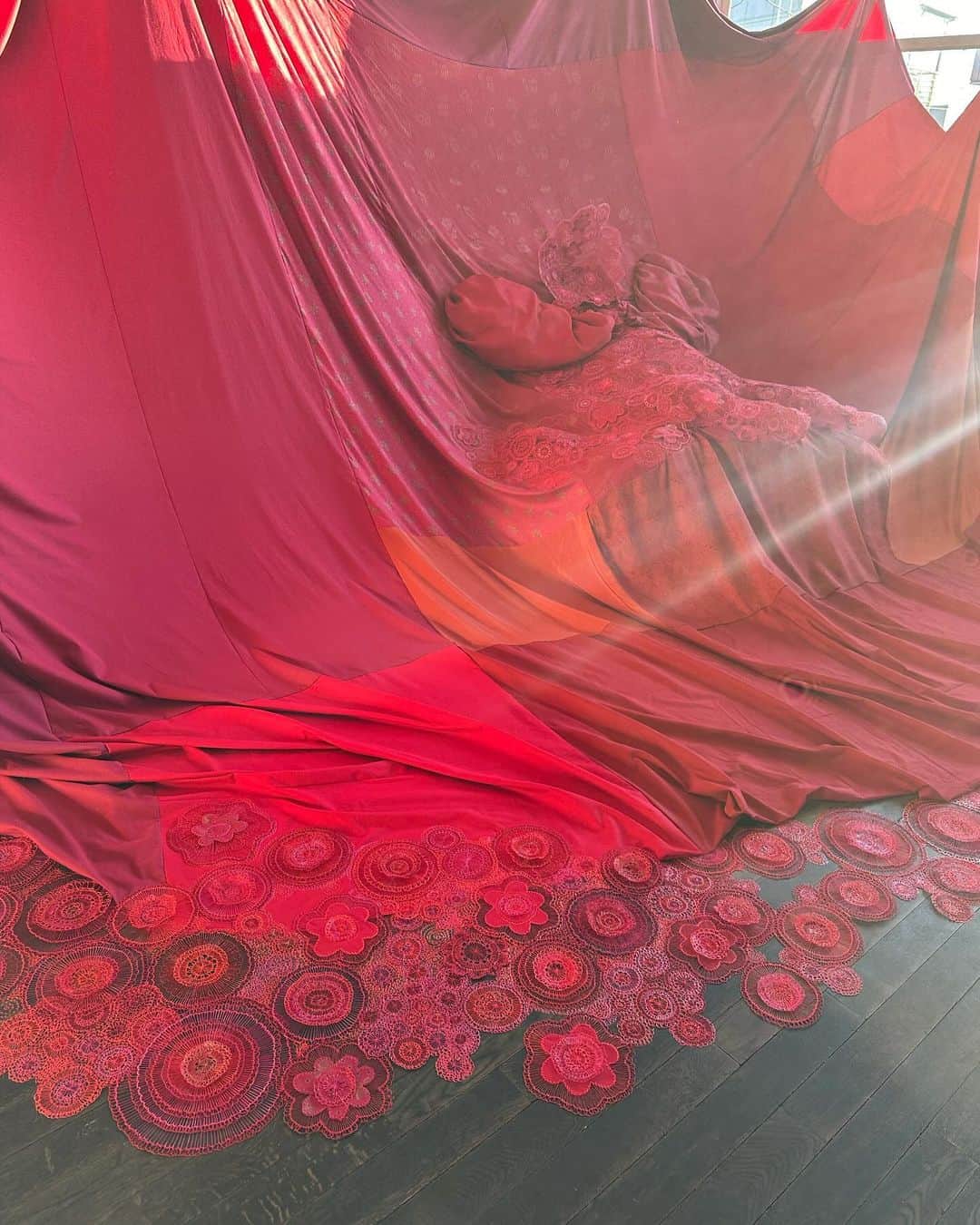 早坂香須子さんのインスタグラム写真 - (早坂香須子Instagram)「1000年以上続く織物の産地である山梨県富士吉田市を舞台に、アートと伝統産業が結びついた国内唯一の布の芸術祭FUJI TEXTILE WEEK 2023 が今日から開幕します。  一足お先に昨日街を歩き、国際的に活躍する参加アーティストのみなさんからお話しを伺いました。それぞれの作品は街の歴史や背景と紐付き、ここでしか生まれなかった作品たちに引き込まれ、時に圧倒され。街に点在する旧糸屋や工場跡地などの会場自体も作品として取り入れられており、どこにいても目に入る大きな富士山と共に、どこまでアートなのかわからなくなる。  これは来て、見て、体験しないとわからない凄い融合感でした。  ぜひ会期中にこの街にきて 作品たちと 織物の歴史と 現代のテキスタイルの技術と 大きな富士山に 出会ってください。  テーマBACK TO THREAD / 糸への回帰  会 期: 2023年11月23日(木・祝)− 12月17日(日) 休 み: 期間中の月曜日(11月27日、12月4日、12月11日) 時 間: 10:00 −16:00 会 場: 山梨県富士吉田市下吉田本町通り周辺地域   料 金: 一般 1,200円(税込) ※「アート展」「デザイン展」「FUJI SKY ROOF」に入場いただけます ※総合案内所でスタンプラリーの台紙を配布。各会場で入場スタンプを捺印します(会期中有効) ※一部、無料で参加いただけるイベントがございます   公式WEB/SNS: ホームページ: @FUJITEXTILEWEEK    #fujitextileweek #フジテキスタイルウィーク #布の芸術祭」11月23日 8時45分 - kazukovalentine