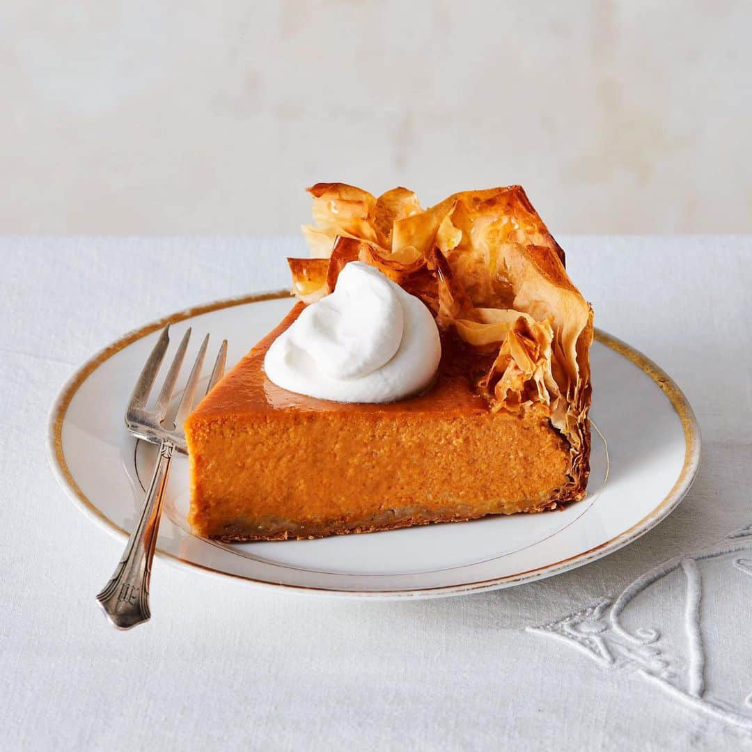 のインスタグラム：「Try this deep-dish pumpkin pie when you need to please both traditional and modern palates at the Thanksgiving table. The dramatic crust is delightfully easy to create—just brush butter onto sheets of store-bought phyllo and layer them at different angles in the pan. Finish with freshly whipped cream, and you'll have one mighty fine dessert. Grab the recipe for this five-spice pumpkin pie at the link in bio. 📷: @christophertestani recipe: @brooklyncooks」