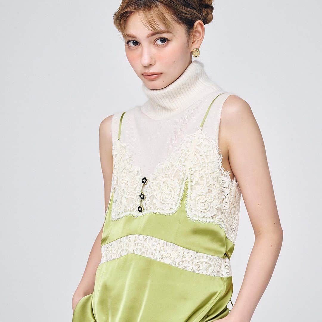 Lily Brownのインスタグラム：「✿ LILY BROWN × MARY QUANT ✿  60年代ロンドンのストリートカルチャーを代表するMARY QUANTとのコラボレーション第4弾。 クラシカルなツイードニットアップやブラウスに加えギフトにもぴったりなアクセサリーや小物、今回初登場となるランジェリーなど、ホリデーシーズンに気分高まるラインアップを展開。  ✿先行予約開始日：11月22日(水)12:00(正午) ✿全国発売日：11月30日(木)  ✿LIMITED CONCEPT STORE✿ 場所：ルミネエスト新宿　１F インフォメーション横 期間：11月23日(木)～12月1日(金) 営業時間：11:00～21:00（平日）/10:30～21:00（土日祝） 電話：03-6457-8555（ルミネエスト新宿店）  ■コラボランジェリーをお買い上げの方に巾着をプレゼント ■MAポイント +5%UP付与キャンペーン ■限定カラーアイテムが登場  詳細はプロフィール欄URL ニュースページをご覧ください。  #LILYBROWN #リリーブラウン #MARYQUANT #マリークヮント #vintage #vintagefeature #vintagefeaturedress #コラボレーション #ルミネエスト新宿 #LIMITEDCONCEPTSTORE」