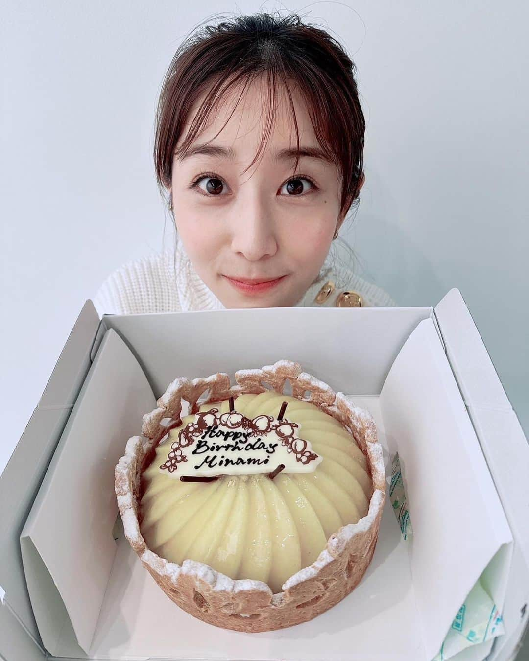 MAQUIA ONLINEさんのインスタグラム写真 - (MAQUIA ONLINEInstagram)「11月23日は我らが美容番長 田中みな実さんのお誕生日🎂💕  みな実さんをイメージしたブーケと、キルフェボンのフルーツタルトでお祝いさせていただきました✨37歳の抱負も語ってくださいましたので、ぜひ動画もチェックしてくださいね。  12月21日発売の2月号では、みな実さんの最新美容を特集していますので、そちらもお楽しみに〜❤️  #田中みな実 #maquia」11月23日 9時05分 - maquia.magazine