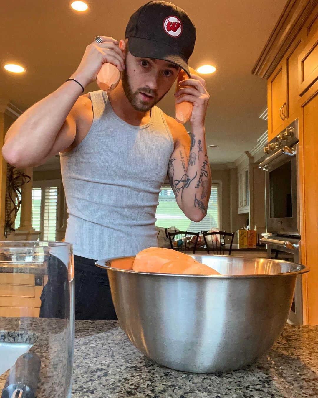 ジャック・ジョンソンさんのインスタグラム写真 - (ジャック・ジョンソンInstagram)「Thanksgiving prep! Feels so good bein home with the family ❤️ Also I like to imagine ‘sweet’ potatoes are just way cooler than regular potatoes and that’s why they are named that. Like they can do kickflips, shred electric guitar, can get away with wearing tight leather in the potato realm… idk, things of that nature. anyways I love u guys n hope you all have a great Thanksgiving tomorrow!」11月23日 8時44分 - jvck.j