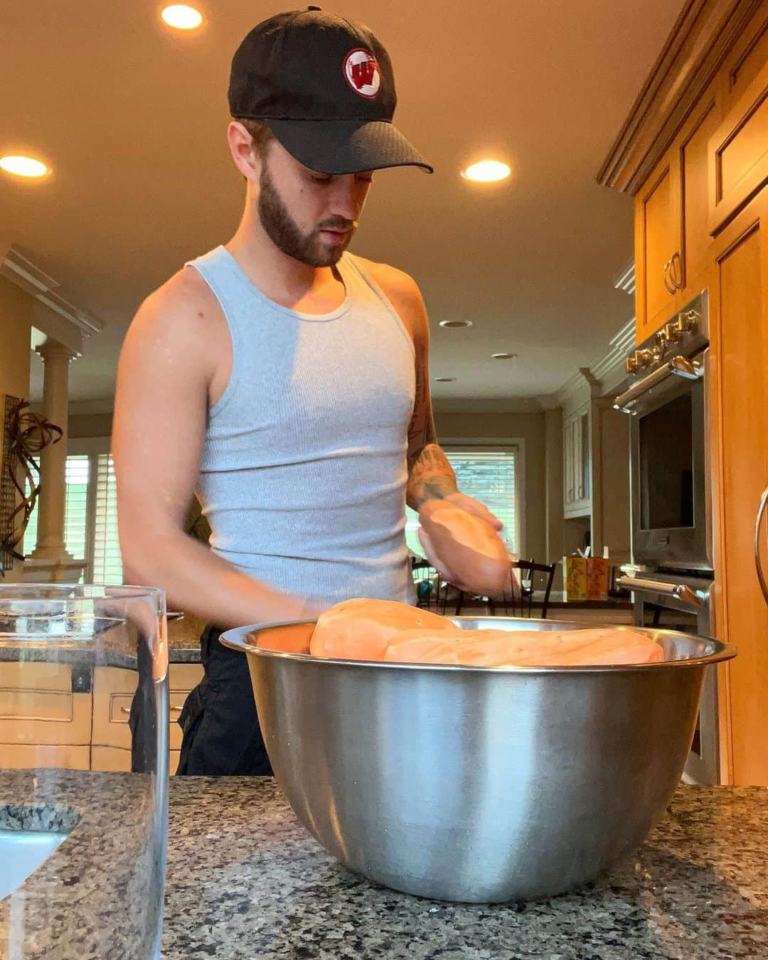 ジャック・ジョンソンのインスタグラム：「Thanksgiving prep! Feels so good bein home with the family ❤️ Also I like to imagine ‘sweet’ potatoes are just way cooler than regular potatoes and that’s why they are named that. Like they can do kickflips, shred electric guitar, can get away with wearing tight leather in the potato realm… idk, things of that nature. anyways I love u guys n hope you all have a great Thanksgiving tomorrow!」