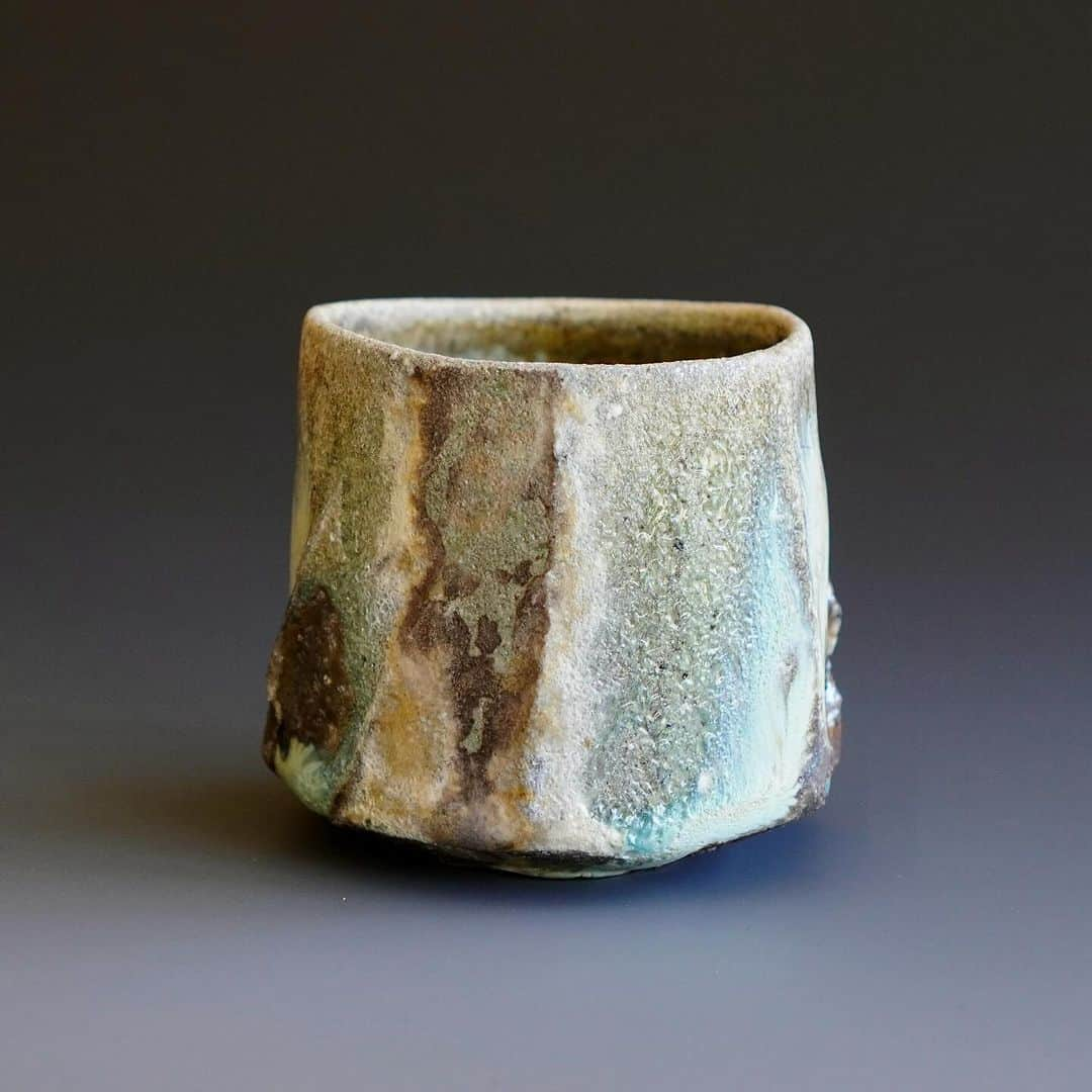 佐竹晃のインスタグラム：「Large Guinomi or small Yunomi😉 wood fired Nuka glaze. Greetings of the season!  Online Holiday Open Kiln Sale More than 300 new pots will be available online starting Dec. 1st, 8pm (ET, U.S.) www.akirasatake.com or link in my bio. Free shipping within the U.S. with purchase of $200 or more, from Dec. 1st through Sunday Dec. 3rd, 11:59PM.  . #akirasatakeceramics #clay  #guinomi #ぐい呑 #yunomi #tea #湯呑み #お茶 #茶 #asheville #tokkuri #徳利 #とっくり #酒 #sake  #gallerymugen  #陶芸 #陶芸家  #佐竹晃 #ceramics #pottery #japanese #japanesepottery #tougei」