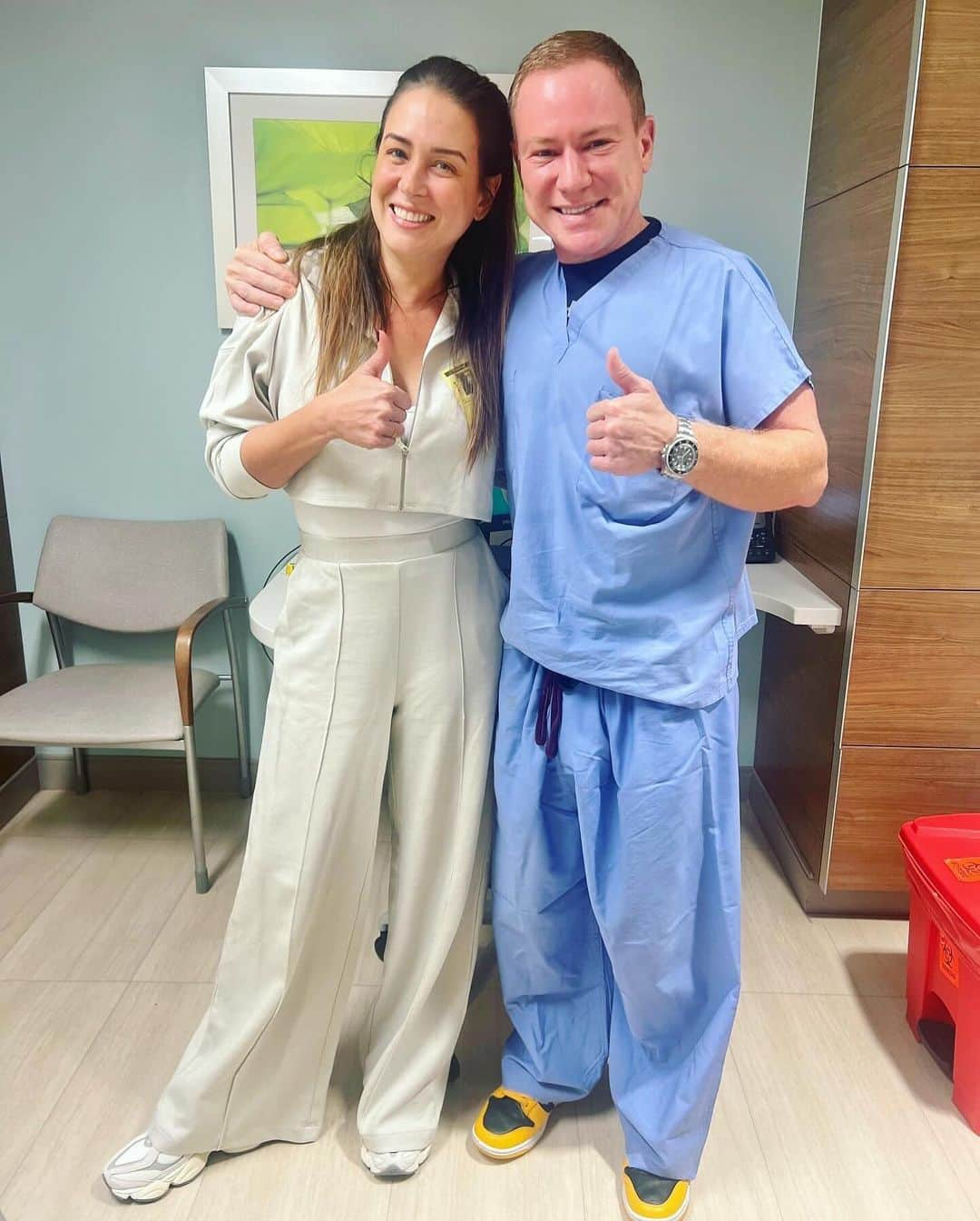 Erika De La Vegaのインスタグラム：「Hoy visité a mi neurocirujano @ricardokomotar después de dos semanas de operada de un tumor cerebral y los dos coincidimos en que hay demasiado que agradecer este Día de Acción de Gracias.    1- por haber hallado el tumor sin estarlo buscando.  2- porque se pudo sacar completo.  3- porque era benigno.  4- porque no me dejó consecuencias a pesar de tener comprometidos nervios de los músculos de la cara.  5- porque la recuperación ha sido suave, plena, amable y veloz.  6- por tener tanta gente hermosa que me apoyó y desbordó de los mejores mensajes, vibras, deseos, energía, amor, luz, cariño, fuerzas, abrazos.   Aún sigo abrumada por la fragilidad de la vida  y sus vueltas.  Por sus regalos que aunque no vienen con un 🎀 definitivamente son regalos de Dios.   Bienvenida segunda oportunidad.   Gracias @ricardokomotar y su equipo.  ¡Un rockstar! ¡Un crack!  Gracias por existir en este planeta!!  GRACIAS GRACIAS GRACIAS GRACIAS GRACIAS GRACIAS GRACIAS GRACIAS 💜  Este domingo les cuento más en mi newsletter.  Únete en erikadelavega.com」