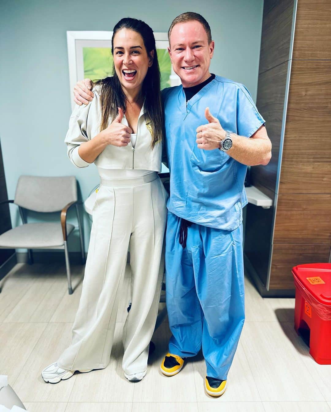 Erika De La Vegaさんのインスタグラム写真 - (Erika De La VegaInstagram)「Hoy visité a mi neurocirujano @ricardokomotar después de dos semanas de operada de un tumor cerebral y los dos coincidimos en que hay demasiado que agradecer este Día de Acción de Gracias.    1- por haber hallado el tumor sin estarlo buscando.  2- porque se pudo sacar completo.  3- porque era benigno.  4- porque no me dejó consecuencias a pesar de tener comprometidos nervios de los músculos de la cara.  5- porque la recuperación ha sido suave, plena, amable y veloz.  6- por tener tanta gente hermosa que me apoyó y desbordó de los mejores mensajes, vibras, deseos, energía, amor, luz, cariño, fuerzas, abrazos.   Aún sigo abrumada por la fragilidad de la vida  y sus vueltas.  Por sus regalos que aunque no vienen con un 🎀 definitivamente son regalos de Dios.   Bienvenida segunda oportunidad.   Gracias @ricardokomotar y su equipo.  ¡Un rockstar! ¡Un crack!  Gracias por existir en este planeta!!  GRACIAS GRACIAS GRACIAS GRACIAS GRACIAS GRACIAS GRACIAS GRACIAS 💜  Este domingo les cuento más en mi newsletter.  Únete en erikadelavega.com」11月23日 8時55分 - erikadlvoficial