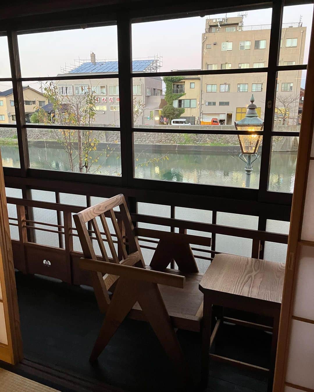吉見佑子のインスタグラム：「これは昨日の夕方の風景　部屋にいるのかうっとりした気分。今日は小松フェイトンへ」