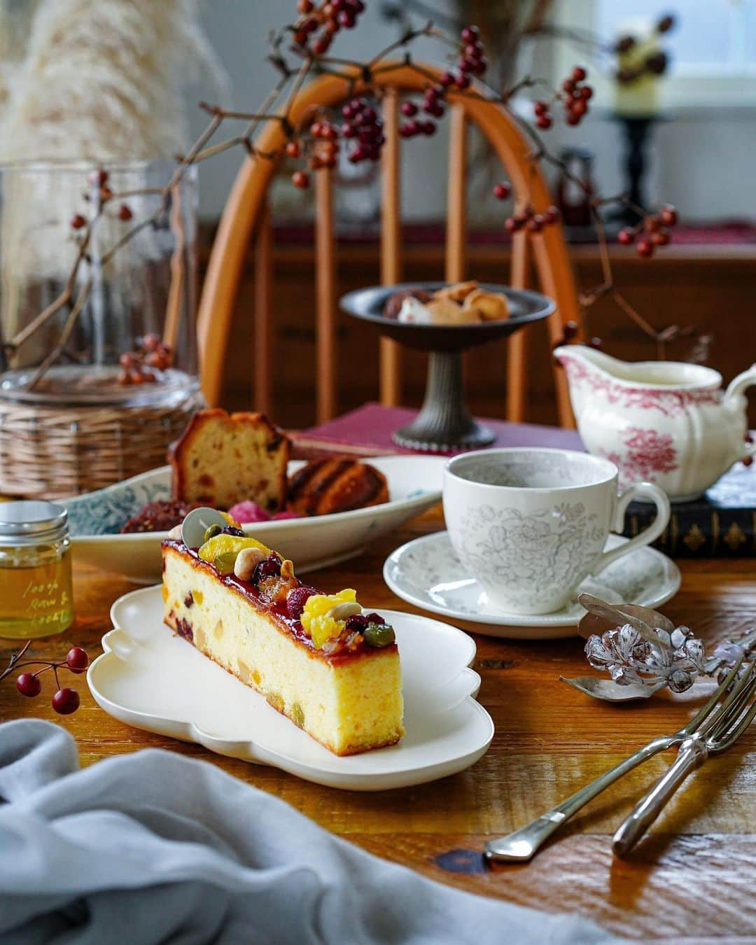 Ayaのインスタグラム：「いつかのおやつ時間  おはようございます😊  いつかのおやつ時間🍪  あゆみちゃん @aymswmr ともこちゃん @mokosoleil からいただいた 焼き菓子とコーヒーで幸せなおやつ時間🥺  @patisserie.asakoiwayanagi  @patisserie_delice  @goodenoughcoffeetoyama   そして、あゆみちゃんからいただいた可愛いアンティークのピッチャー😍❤️  普段コーヒーはブラックで飲むことが多いですが、迷わずカフェオレにしていただきました💕  このピッチャーが可愛らしくて色、形ともにツボです😍💓 いつもあゆみちゃんのセンスあるセレクトにキュンキュンしてます💓💓  おしゃれな富山産の生はちみつは、飾っているだけでも可愛くて、まだ使えてません🤣🔨  使い道は決めてるから、その時まで温存🤣💕  焼き菓子もコーヒーも全部美味しくて、この時はとにかく忙しくて一息つく暇がなかなかなかったので、本当に癒された時間にもなりました🥰  そしてスタイリングに使ったフラワーベースはさとみさん　@amusee.satomi から頂いたもの💕  これまた我が家のインテリアに馴染んでいて、お気に入りです💓  いつも優しいお気遣いに感謝です🥺❤️  みなさんの素敵な贈り物のおかげで、また我が家の暮らしがアップデートしました🥺💓  #いつものんびり投稿でごめんなさい 🙏  本当に素敵なプレゼントをありがとうございました🥰❤️  今日は勤労感謝の日😆  ということでお昼ごはんと晩御飯はお休みする気満々です😂🔨  よい休日をお過ごしください😊✨  #おうちカフェ#おうち時間#焼き菓子#プレゼント#アンティーク#ピッチャー#フラワーベース#誕生日プレゼント」