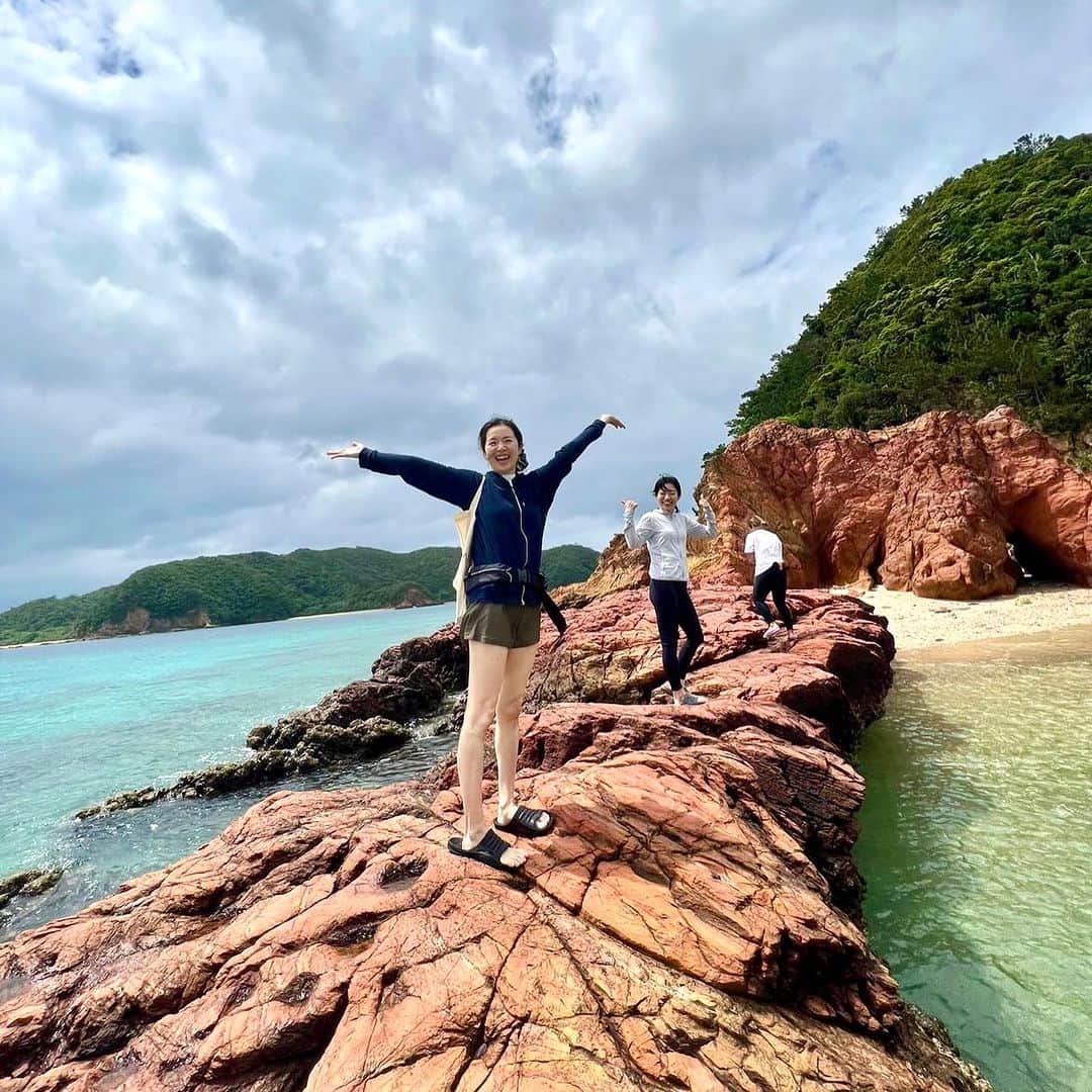 梅澤友里香さんのインスタグラム写真 - (梅澤友里香Instagram)「忙しくなりすぎると 良いアイディアや思考って生まれなくなる。 これって本当なんですよね😳  『余裕』や『余白』 が私たちを成長させて豊かにしてくれる。 だからこそまたチャレンジが出来たりする。  2024年奄美大島ヨガリトリート 4/26（金）〜28（日） 開催決定です！👏✨  年に一度の心と体の浄化の旅。 そして、自然と自分自身を楽しむ日々✨  今年は中日のアクティビティは 加計呂麻島までクルージング &加計呂麻島散策✨  ガジュマルや素晴らしい景色に一緒に感動しましょう❤️  クルージング中、運が良ければ無人島やアマーズロック写真1枚目） に上陸します❤️  こればっかりは、波や天気次第で行き当たりばったりですが、 その一つ一つの奇跡を楽しむのも自然と生きてるって感じ❤️😍  予約開始までもう間も無くです✨  早割などもあるので、 『行きたい！』 って思っている方は、スケジュールの確認などを しておいて下さい🤗❤️  予約開始ししだいまたお知らせします❤️  @the_scene_wellnessresort  @wellnesstrip_official   #加計呂麻島　 #奄美大島 #ヨガリトリート #thescene #ヨガつぶやき #生きるヨガ  #健康美 #インナービューティー #哲学 #サスティナブル #メンタルヘルス #holistic #ホリスティック　#ヨガ哲学　  #vegan #ベジタリアン #organic #wellness  #ウェルネス  #yoga  #ヨガ #ヨガインストラクター  #美と健康 #beauty #health #ストレッチ #しなやか #yogalife  #naturalbeauty  #fitnessmodel」11月23日 8時53分 - yurika_umezawa